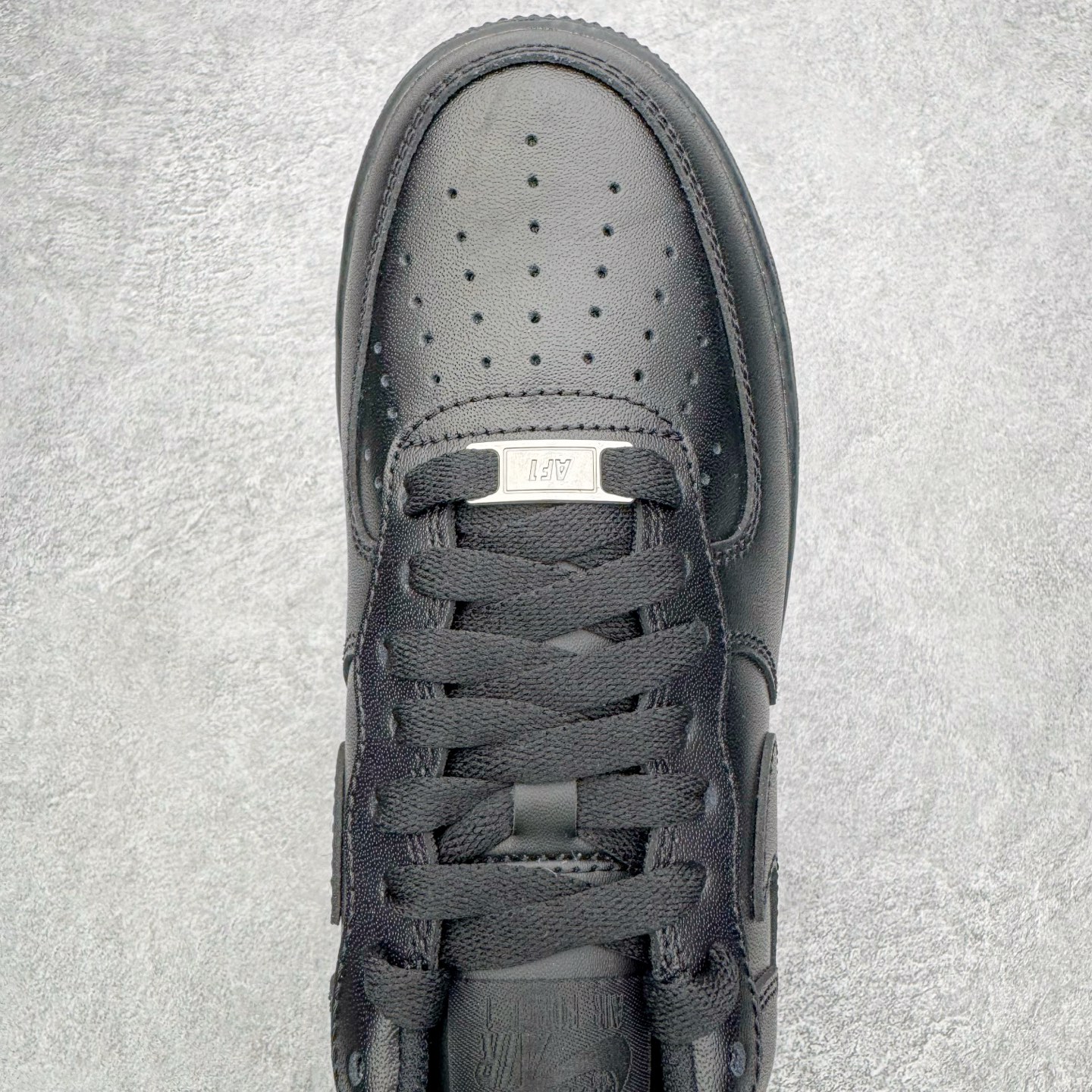 图片[4]-＃G版纯原 NK Air Force 1 Low \’07 空军一号低帮经典板鞋 2025新版 纯黑 CW2288-001 独家私模2025全新鱼鳞纹大底 咬花纹路更加清晰 全新排版鞋头倒置五角星 五角星对比旧版老版本 间距放大 星星缩小 全套官方原配件 防尘布袋 全鞋电脑针车 工整有序 视觉效果满分 原厂拉帮手法 标准四线 密度针距针孔大小控制到位 原装反口里网布海绵 正确卡色网眼大小 新版鞋撑改用纸团代替 原厂港宝加持完美还原灵魂版型 从里到外百分百还原 内置Sole气垫 中底白色背胶 已经无限的接近公司 原厂楦头 原厂刺绣 后跟弧度完美 独家私模最大开发到48.5 尺码：35.5 36 36.5 37.5 38 38.5 39 40 40.5 41 42 42.5 43 44 44.5 45 46 47.5 48.5-选品中心