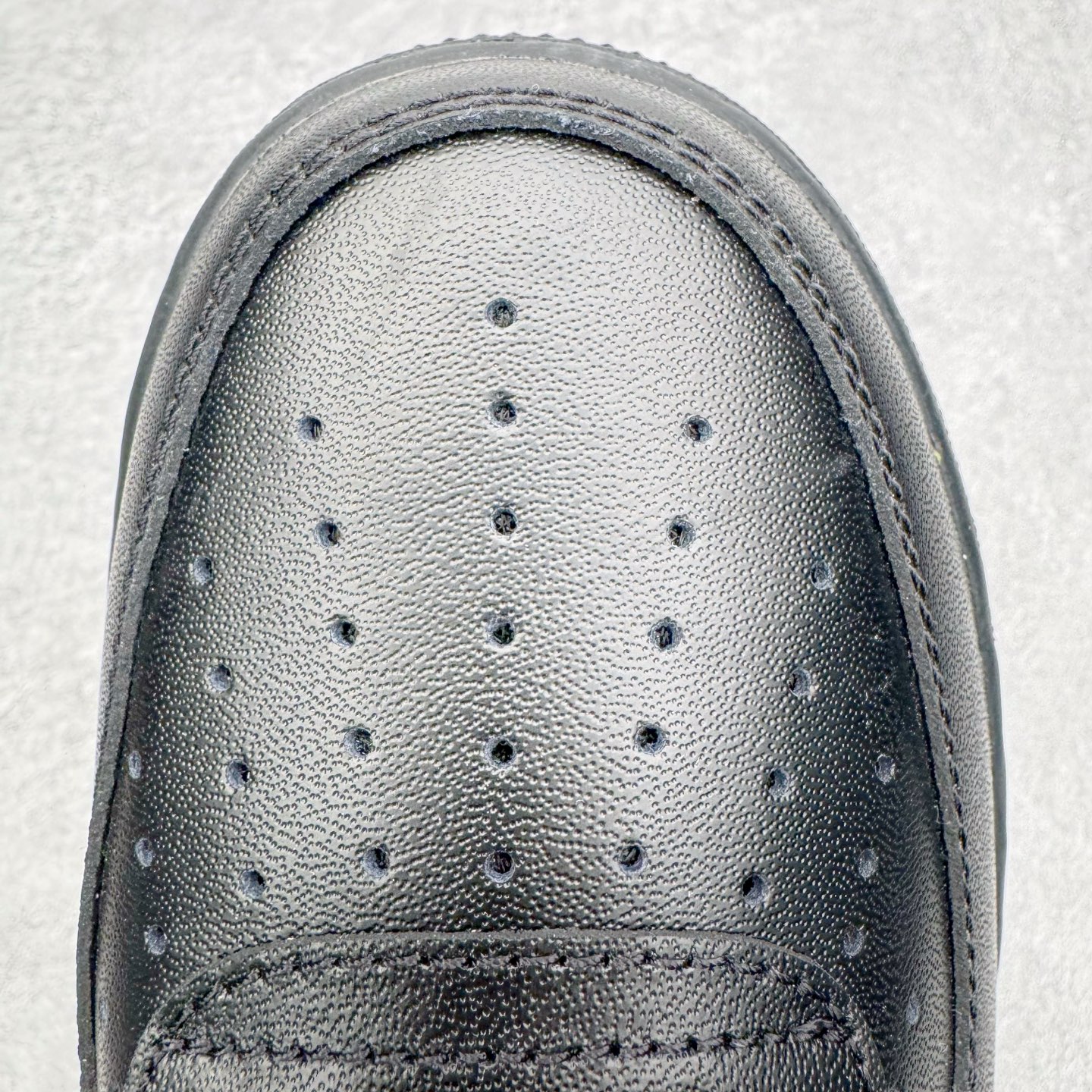 图片[18]-＃G版纯原 NK Air Force 1 Low \’07 空军一号低帮经典板鞋 2025新版 纯黑 CW2288-001 独家私模2025全新鱼鳞纹大底 咬花纹路更加清晰 全新排版鞋头倒置五角星 五角星对比旧版老版本 间距放大 星星缩小 全套官方原配件 防尘布袋 全鞋电脑针车 工整有序 视觉效果满分 原厂拉帮手法 标准四线 密度针距针孔大小控制到位 原装反口里网布海绵 正确卡色网眼大小 新版鞋撑改用纸团代替 原厂港宝加持完美还原灵魂版型 从里到外百分百还原 内置Sole气垫 中底白色背胶 已经无限的接近公司 原厂楦头 原厂刺绣 后跟弧度完美 独家私模最大开发到48.5 尺码：35.5 36 36.5 37.5 38 38.5 39 40 40.5 41 42 42.5 43 44 44.5 45 46 47.5 48.5-选品中心