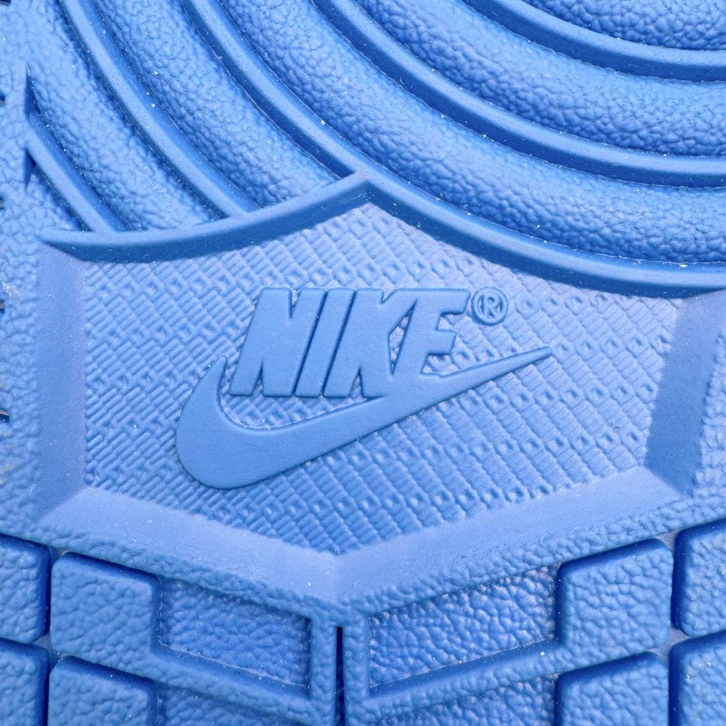 图片[22]-＃SF外贸特供 Travis Scott x Air Jordan AJ1 Low OG SP TS联名倒钩低帮 白蓝 DM7688-104 全系列配色 外贸特供批次 新配色不断更新开发 市场中端王者 全套原纸板楦头开发 确保原汁原味 完美呈现一代版型 一比一鞋头弧度高度鞋身弧度 此版本只针对中端市场 细节品控鞋型随意秒杀市面同价位 鞋型完美 不臃肿别扭 头层皮料加持 用料绝不含糊 进口玻璃冲刀皮料裁剪零毛边 电脑针车工艺 超高鞋面清洁度 最高QC检验标准 控制溢胶瑕疵 原盒原配 飞翼3D高频深度立体 工艺方面大到整体鞋型 漏斗收腰 底线拉帮 LOGO立体程度 小到针眼排布 载片对称 冲孔效果 鞋标规范 鞋垫背胶等等 无一不是口碑收割 每双都是一个回头客 尺码：35.5 36 36.5 37.5 38 38.5 39 40 40.5 41 42 42.5 43 44 44.5 45 46 47.5 48.5-选品中心