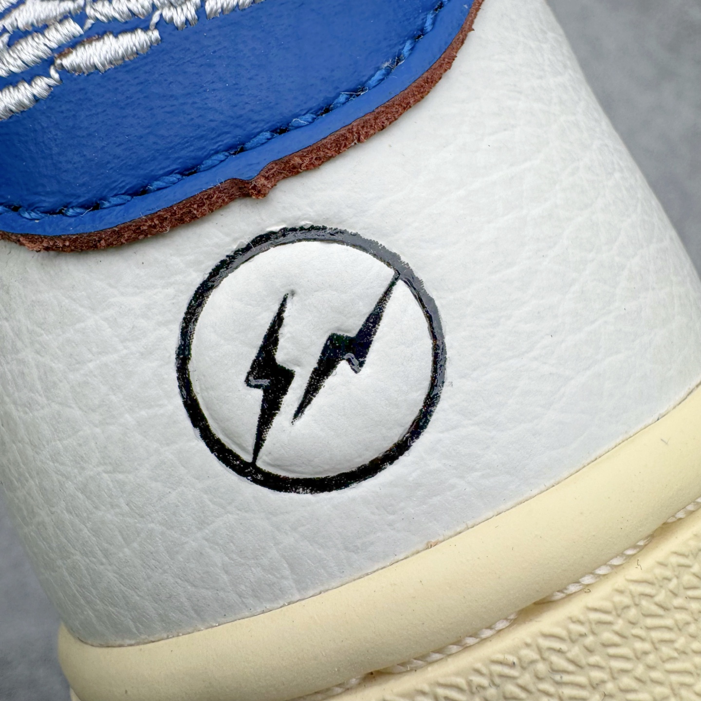 图片[18]-＃SF外贸特供 Travis Scott x Air Jordan AJ1 Low OG SP TS联名倒钩低帮 白蓝 DM7688-104 全系列配色 外贸特供批次 新配色不断更新开发 市场中端王者 全套原纸板楦头开发 确保原汁原味 完美呈现一代版型 一比一鞋头弧度高度鞋身弧度 此版本只针对中端市场 细节品控鞋型随意秒杀市面同价位 鞋型完美 不臃肿别扭 头层皮料加持 用料绝不含糊 进口玻璃冲刀皮料裁剪零毛边 电脑针车工艺 超高鞋面清洁度 最高QC检验标准 控制溢胶瑕疵 原盒原配 飞翼3D高频深度立体 工艺方面大到整体鞋型 漏斗收腰 底线拉帮 LOGO立体程度 小到针眼排布 载片对称 冲孔效果 鞋标规范 鞋垫背胶等等 无一不是口碑收割 每双都是一个回头客 尺码：35.5 36 36.5 37.5 38 38.5 39 40 40.5 41 42 42.5 43 44 44.5 45 46 47.5 48.5-选品中心