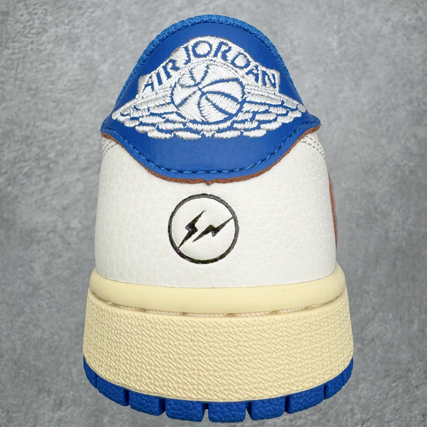 图片[8]-＃SF外贸特供 Travis Scott x Air Jordan AJ1 Low OG SP TS联名倒钩低帮 白蓝 DM7688-104 全系列配色 外贸特供批次 新配色不断更新开发 市场中端王者 全套原纸板楦头开发 确保原汁原味 完美呈现一代版型 一比一鞋头弧度高度鞋身弧度 此版本只针对中端市场 细节品控鞋型随意秒杀市面同价位 鞋型完美 不臃肿别扭 头层皮料加持 用料绝不含糊 进口玻璃冲刀皮料裁剪零毛边 电脑针车工艺 超高鞋面清洁度 最高QC检验标准 控制溢胶瑕疵 原盒原配 飞翼3D高频深度立体 工艺方面大到整体鞋型 漏斗收腰 底线拉帮 LOGO立体程度 小到针眼排布 载片对称 冲孔效果 鞋标规范 鞋垫背胶等等 无一不是口碑收割 每双都是一个回头客 尺码：35.5 36 36.5 37.5 38 38.5 39 40 40.5 41 42 42.5 43 44 44.5 45 46 47.5 48.5-选品中心
