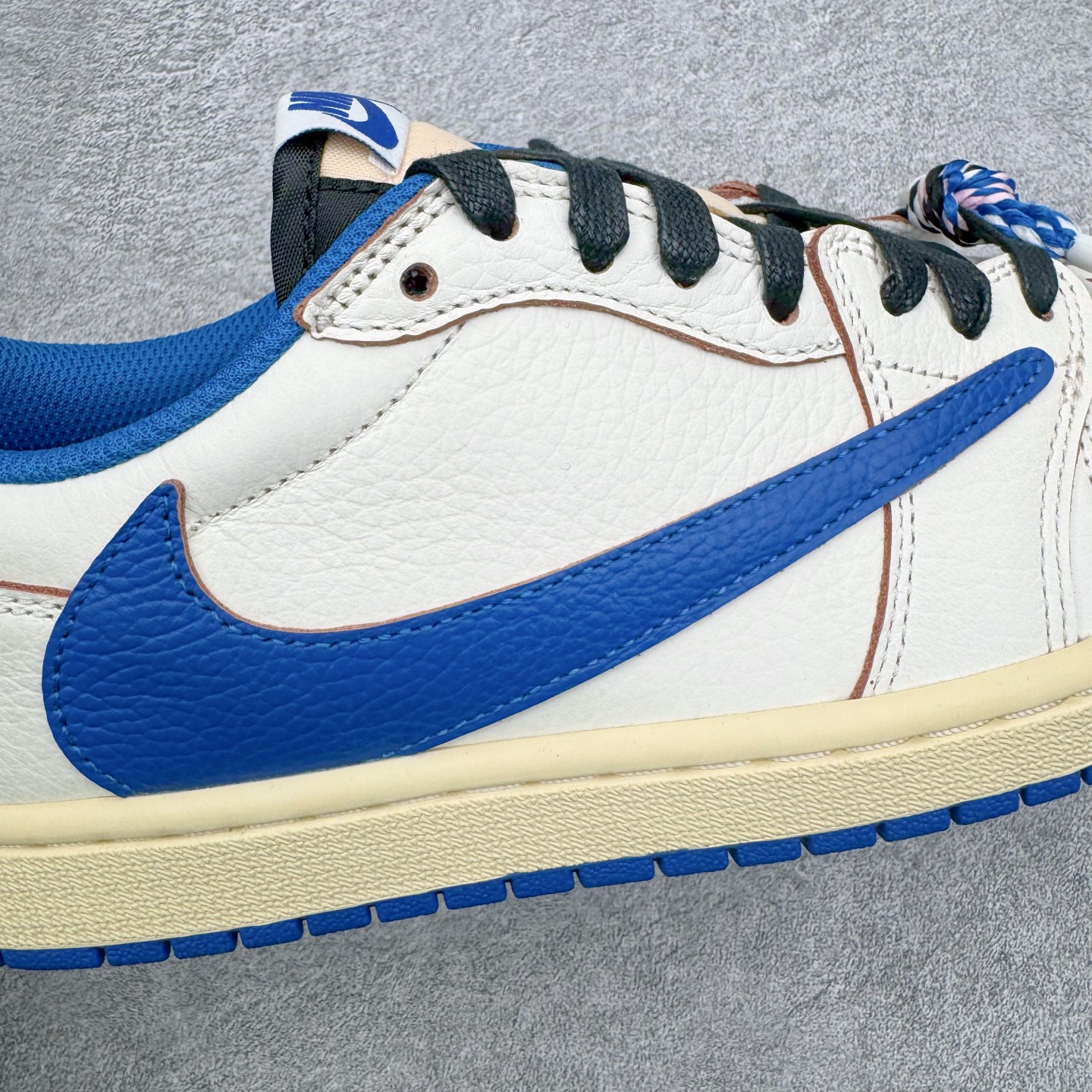 图片[20]-＃SF外贸特供 Travis Scott x Air Jordan AJ1 Low OG SP TS联名倒钩低帮 白蓝 DM7688-104 全系列配色 外贸特供批次 新配色不断更新开发 市场中端王者 全套原纸板楦头开发 确保原汁原味 完美呈现一代版型 一比一鞋头弧度高度鞋身弧度 此版本只针对中端市场 细节品控鞋型随意秒杀市面同价位 鞋型完美 不臃肿别扭 头层皮料加持 用料绝不含糊 进口玻璃冲刀皮料裁剪零毛边 电脑针车工艺 超高鞋面清洁度 最高QC检验标准 控制溢胶瑕疵 原盒原配 飞翼3D高频深度立体 工艺方面大到整体鞋型 漏斗收腰 底线拉帮 LOGO立体程度 小到针眼排布 载片对称 冲孔效果 鞋标规范 鞋垫背胶等等 无一不是口碑收割 每双都是一个回头客 尺码：35.5 36 36.5 37.5 38 38.5 39 40 40.5 41 42 42.5 43 44 44.5 45 46 47.5 48.5-选品中心