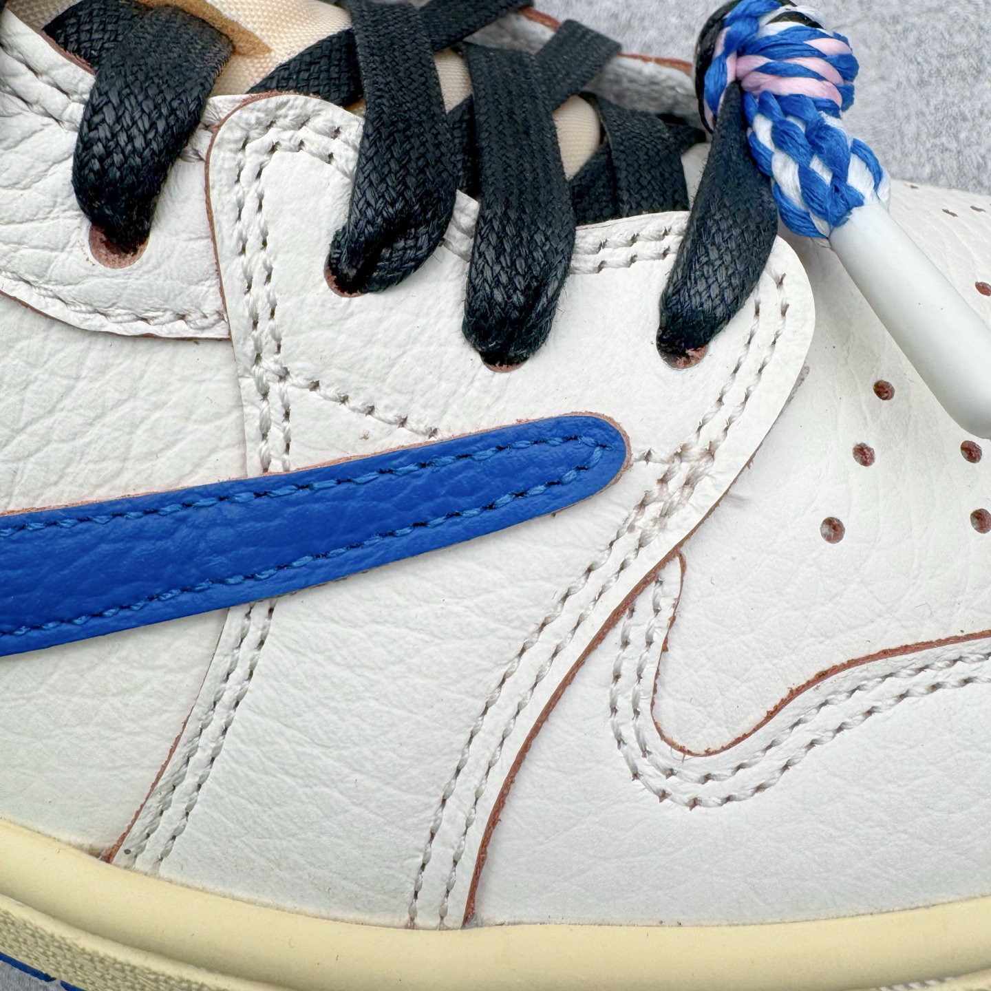 图片[21]-＃SF外贸特供 Travis Scott x Air Jordan AJ1 Low OG SP TS联名倒钩低帮 白蓝 DM7688-104 全系列配色 外贸特供批次 新配色不断更新开发 市场中端王者 全套原纸板楦头开发 确保原汁原味 完美呈现一代版型 一比一鞋头弧度高度鞋身弧度 此版本只针对中端市场 细节品控鞋型随意秒杀市面同价位 鞋型完美 不臃肿别扭 头层皮料加持 用料绝不含糊 进口玻璃冲刀皮料裁剪零毛边 电脑针车工艺 超高鞋面清洁度 最高QC检验标准 控制溢胶瑕疵 原盒原配 飞翼3D高频深度立体 工艺方面大到整体鞋型 漏斗收腰 底线拉帮 LOGO立体程度 小到针眼排布 载片对称 冲孔效果 鞋标规范 鞋垫背胶等等 无一不是口碑收割 每双都是一个回头客 尺码：35.5 36 36.5 37.5 38 38.5 39 40 40.5 41 42 42.5 43 44 44.5 45 46 47.5 48.5-选品中心