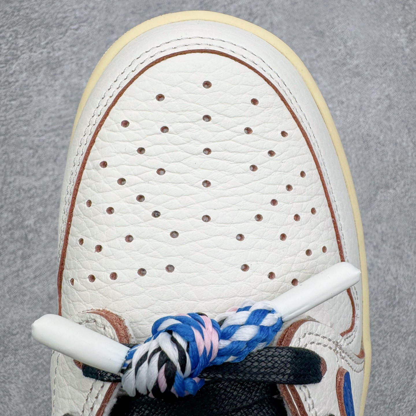 图片[17]-＃SF外贸特供 Travis Scott x Air Jordan AJ1 Low OG SP TS联名倒钩低帮 白蓝 DM7688-104 全系列配色 外贸特供批次 新配色不断更新开发 市场中端王者 全套原纸板楦头开发 确保原汁原味 完美呈现一代版型 一比一鞋头弧度高度鞋身弧度 此版本只针对中端市场 细节品控鞋型随意秒杀市面同价位 鞋型完美 不臃肿别扭 头层皮料加持 用料绝不含糊 进口玻璃冲刀皮料裁剪零毛边 电脑针车工艺 超高鞋面清洁度 最高QC检验标准 控制溢胶瑕疵 原盒原配 飞翼3D高频深度立体 工艺方面大到整体鞋型 漏斗收腰 底线拉帮 LOGO立体程度 小到针眼排布 载片对称 冲孔效果 鞋标规范 鞋垫背胶等等 无一不是口碑收割 每双都是一个回头客 尺码：35.5 36 36.5 37.5 38 38.5 39 40 40.5 41 42 42.5 43 44 44.5 45 46 47.5 48.5-选品中心