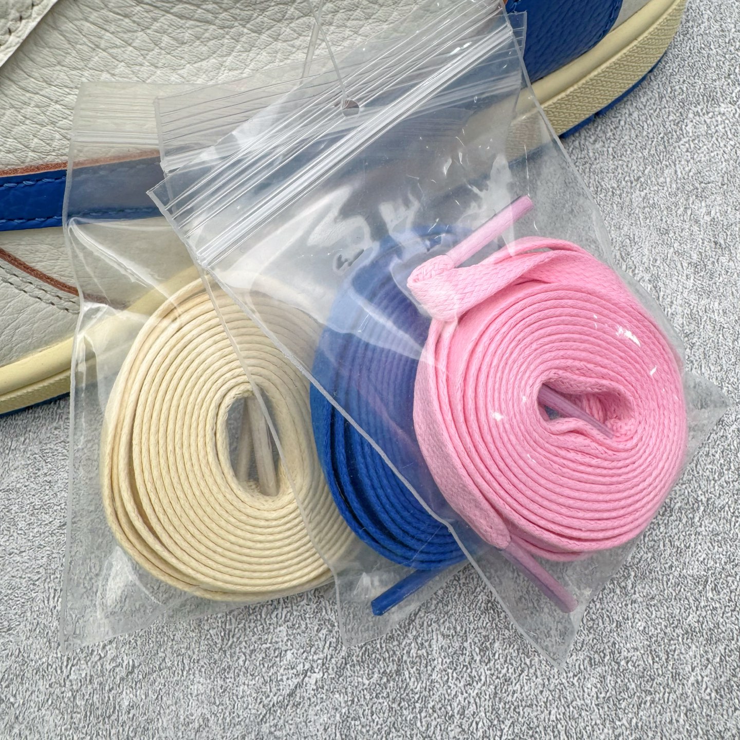 图片[10]-＃SF外贸特供 Travis Scott x Air Jordan AJ1 Low OG SP TS联名倒钩低帮 白蓝 DM7688-104 全系列配色 外贸特供批次 新配色不断更新开发 市场中端王者 全套原纸板楦头开发 确保原汁原味 完美呈现一代版型 一比一鞋头弧度高度鞋身弧度 此版本只针对中端市场 细节品控鞋型随意秒杀市面同价位 鞋型完美 不臃肿别扭 头层皮料加持 用料绝不含糊 进口玻璃冲刀皮料裁剪零毛边 电脑针车工艺 超高鞋面清洁度 最高QC检验标准 控制溢胶瑕疵 原盒原配 飞翼3D高频深度立体 工艺方面大到整体鞋型 漏斗收腰 底线拉帮 LOGO立体程度 小到针眼排布 载片对称 冲孔效果 鞋标规范 鞋垫背胶等等 无一不是口碑收割 每双都是一个回头客 尺码：35.5 36 36.5 37.5 38 38.5 39 40 40.5 41 42 42.5 43 44 44.5 45 46 47.5 48.5-选品中心