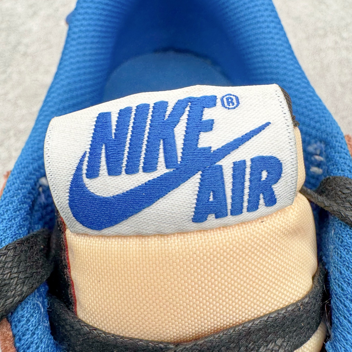 图片[15]-＃SF外贸特供 Travis Scott x Air Jordan AJ1 Low OG SP TS联名倒钩低帮 白蓝 DM7688-104 全系列配色 外贸特供批次 新配色不断更新开发 市场中端王者 全套原纸板楦头开发 确保原汁原味 完美呈现一代版型 一比一鞋头弧度高度鞋身弧度 此版本只针对中端市场 细节品控鞋型随意秒杀市面同价位 鞋型完美 不臃肿别扭 头层皮料加持 用料绝不含糊 进口玻璃冲刀皮料裁剪零毛边 电脑针车工艺 超高鞋面清洁度 最高QC检验标准 控制溢胶瑕疵 原盒原配 飞翼3D高频深度立体 工艺方面大到整体鞋型 漏斗收腰 底线拉帮 LOGO立体程度 小到针眼排布 载片对称 冲孔效果 鞋标规范 鞋垫背胶等等 无一不是口碑收割 每双都是一个回头客 尺码：35.5 36 36.5 37.5 38 38.5 39 40 40.5 41 42 42.5 43 44 44.5 45 46 47.5 48.5-选品中心