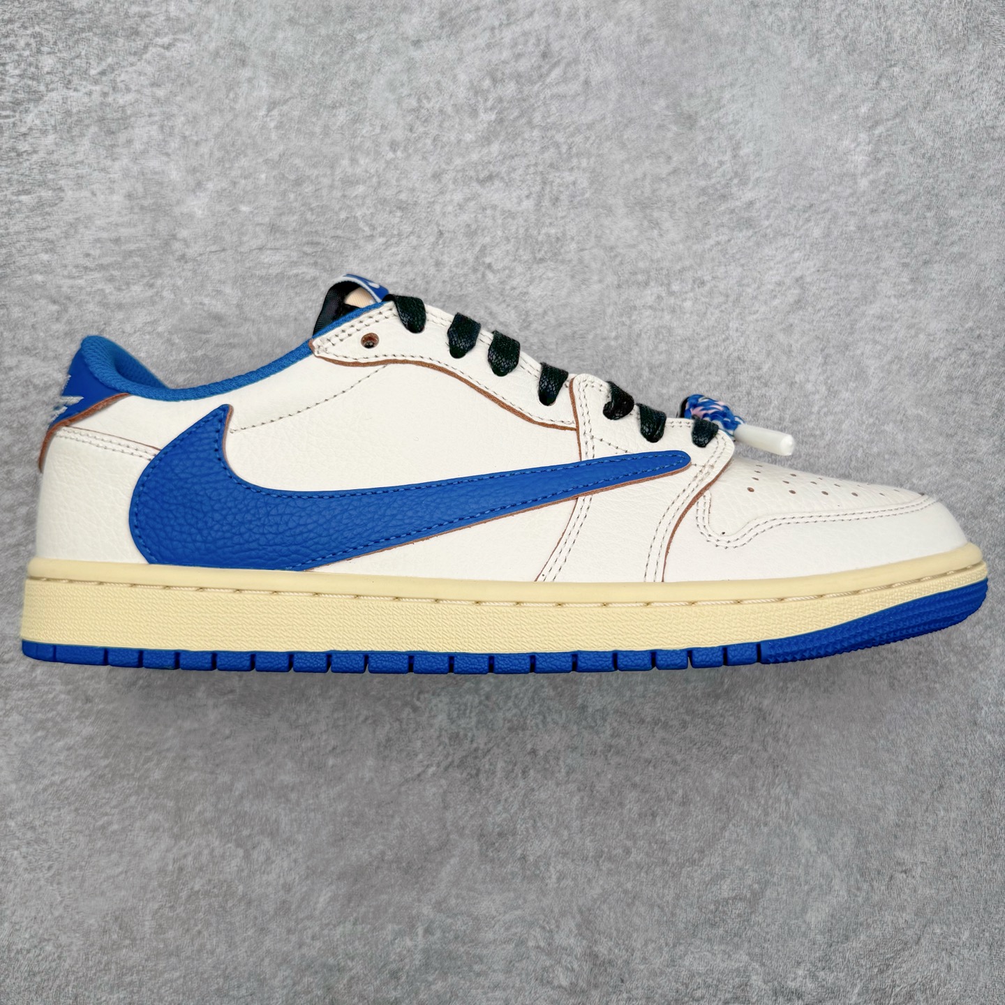 ＃SF外贸特供 Travis Scott x Air Jordan AJ1 Low OG SP TS联名倒钩低帮 白蓝 DM7688-104 全系列配色 外贸特供批次 新配色不断更新开发 市场中端王者 全套原纸板楦头开发 确保原汁原味 完美呈现一代版型 一比一鞋头弧度高度鞋身弧度 此版本只针对中端市场 细节品控鞋型随意秒杀市面同价位 鞋型完美 不臃肿别扭 头层皮料加持 用料绝不含糊 进口玻璃冲刀皮料裁剪零毛边 电脑针车工艺 超高鞋面清洁度 最高QC检验标准 控制溢胶瑕疵 原盒原配 飞翼3D高频深度立体 工艺方面大到整体鞋型 漏斗收腰 底线拉帮 LOGO立体程度 小到针眼排布 载片对称 冲孔效果 鞋标规范 鞋垫背胶等等 无一不是口碑收割 每双都是一个回头客 尺码：35.5 36 36.5 37.5 38 38.5 39 40 40.5 41 42 42.5 43 44 44.5 45 46 47.5 48.5-选品中心
