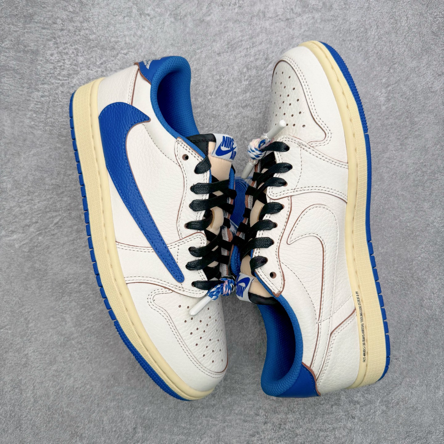 图片[3]-＃SF外贸特供 Travis Scott x Air Jordan AJ1 Low OG SP TS联名倒钩低帮 白蓝 DM7688-104 全系列配色 外贸特供批次 新配色不断更新开发 市场中端王者 全套原纸板楦头开发 确保原汁原味 完美呈现一代版型 一比一鞋头弧度高度鞋身弧度 此版本只针对中端市场 细节品控鞋型随意秒杀市面同价位 鞋型完美 不臃肿别扭 头层皮料加持 用料绝不含糊 进口玻璃冲刀皮料裁剪零毛边 电脑针车工艺 超高鞋面清洁度 最高QC检验标准 控制溢胶瑕疵 原盒原配 飞翼3D高频深度立体 工艺方面大到整体鞋型 漏斗收腰 底线拉帮 LOGO立体程度 小到针眼排布 载片对称 冲孔效果 鞋标规范 鞋垫背胶等等 无一不是口碑收割 每双都是一个回头客 尺码：35.5 36 36.5 37.5 38 38.5 39 40 40.5 41 42 42.5 43 44 44.5 45 46 47.5 48.5-选品中心