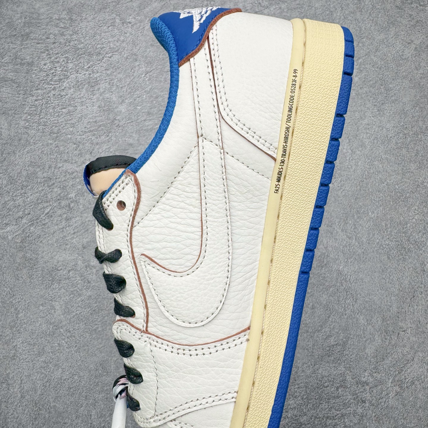 图片[7]-＃SF外贸特供 Travis Scott x Air Jordan AJ1 Low OG SP TS联名倒钩低帮 白蓝 DM7688-104 全系列配色 外贸特供批次 新配色不断更新开发 市场中端王者 全套原纸板楦头开发 确保原汁原味 完美呈现一代版型 一比一鞋头弧度高度鞋身弧度 此版本只针对中端市场 细节品控鞋型随意秒杀市面同价位 鞋型完美 不臃肿别扭 头层皮料加持 用料绝不含糊 进口玻璃冲刀皮料裁剪零毛边 电脑针车工艺 超高鞋面清洁度 最高QC检验标准 控制溢胶瑕疵 原盒原配 飞翼3D高频深度立体 工艺方面大到整体鞋型 漏斗收腰 底线拉帮 LOGO立体程度 小到针眼排布 载片对称 冲孔效果 鞋标规范 鞋垫背胶等等 无一不是口碑收割 每双都是一个回头客 尺码：35.5 36 36.5 37.5 38 38.5 39 40 40.5 41 42 42.5 43 44 44.5 45 46 47.5 48.5-选品中心