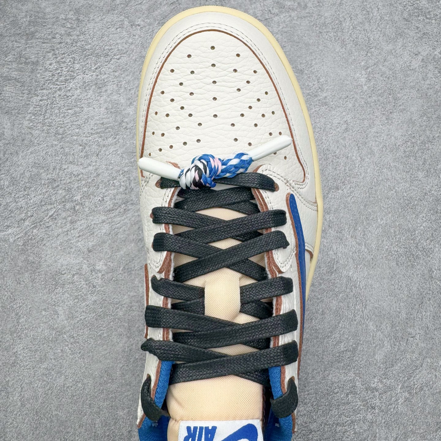 图片[4]-＃SF外贸特供 Travis Scott x Air Jordan AJ1 Low OG SP TS联名倒钩低帮 白蓝 DM7688-104 全系列配色 外贸特供批次 新配色不断更新开发 市场中端王者 全套原纸板楦头开发 确保原汁原味 完美呈现一代版型 一比一鞋头弧度高度鞋身弧度 此版本只针对中端市场 细节品控鞋型随意秒杀市面同价位 鞋型完美 不臃肿别扭 头层皮料加持 用料绝不含糊 进口玻璃冲刀皮料裁剪零毛边 电脑针车工艺 超高鞋面清洁度 最高QC检验标准 控制溢胶瑕疵 原盒原配 飞翼3D高频深度立体 工艺方面大到整体鞋型 漏斗收腰 底线拉帮 LOGO立体程度 小到针眼排布 载片对称 冲孔效果 鞋标规范 鞋垫背胶等等 无一不是口碑收割 每双都是一个回头客 尺码：35.5 36 36.5 37.5 38 38.5 39 40 40.5 41 42 42.5 43 44 44.5 45 46 47.5 48.5-选品中心