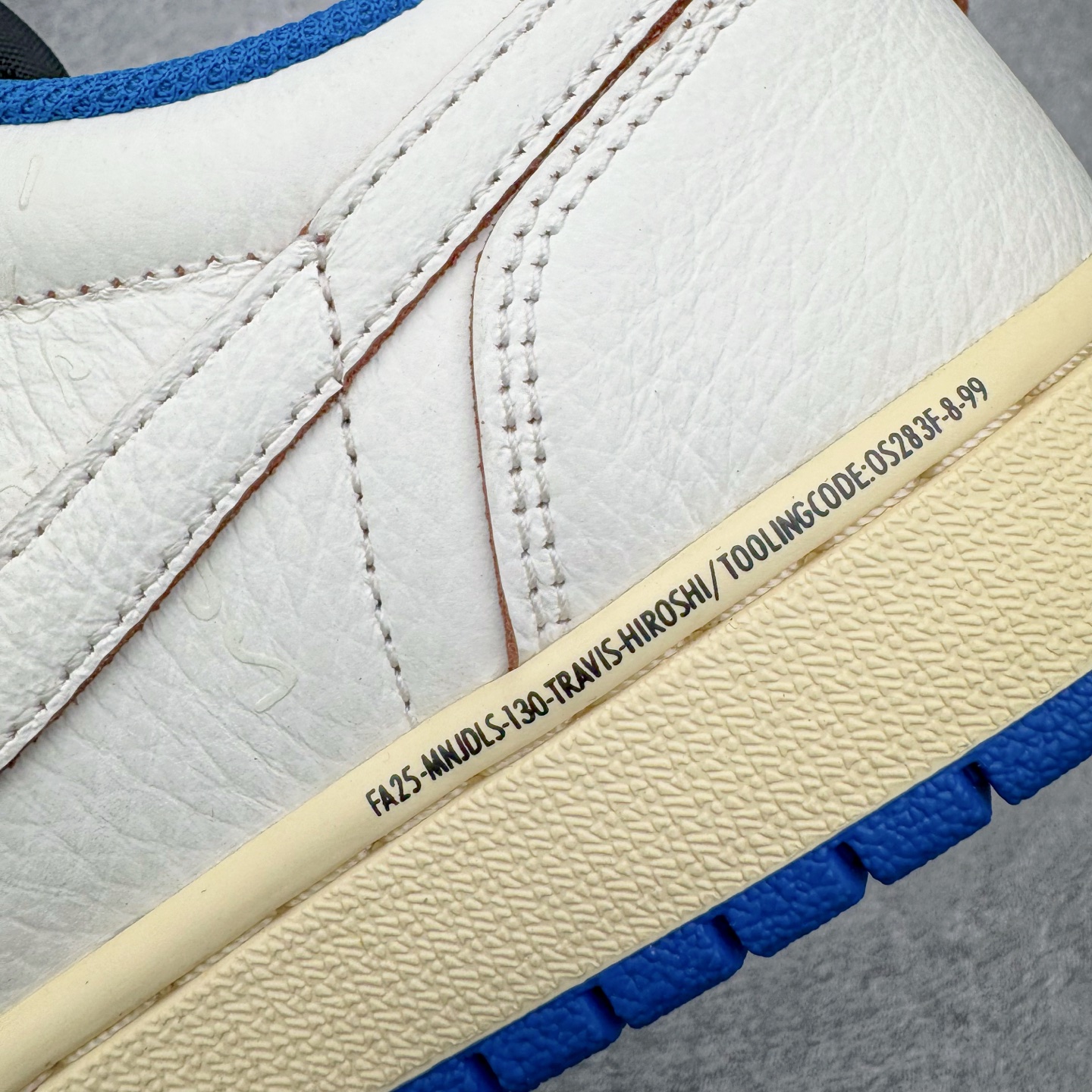 图片[14]-＃SF外贸特供 Travis Scott x Air Jordan AJ1 Low OG SP TS联名倒钩低帮 白蓝 DM7688-104 全系列配色 外贸特供批次 新配色不断更新开发 市场中端王者 全套原纸板楦头开发 确保原汁原味 完美呈现一代版型 一比一鞋头弧度高度鞋身弧度 此版本只针对中端市场 细节品控鞋型随意秒杀市面同价位 鞋型完美 不臃肿别扭 头层皮料加持 用料绝不含糊 进口玻璃冲刀皮料裁剪零毛边 电脑针车工艺 超高鞋面清洁度 最高QC检验标准 控制溢胶瑕疵 原盒原配 飞翼3D高频深度立体 工艺方面大到整体鞋型 漏斗收腰 底线拉帮 LOGO立体程度 小到针眼排布 载片对称 冲孔效果 鞋标规范 鞋垫背胶等等 无一不是口碑收割 每双都是一个回头客 尺码：35.5 36 36.5 37.5 38 38.5 39 40 40.5 41 42 42.5 43 44 44.5 45 46 47.5 48.5-选品中心