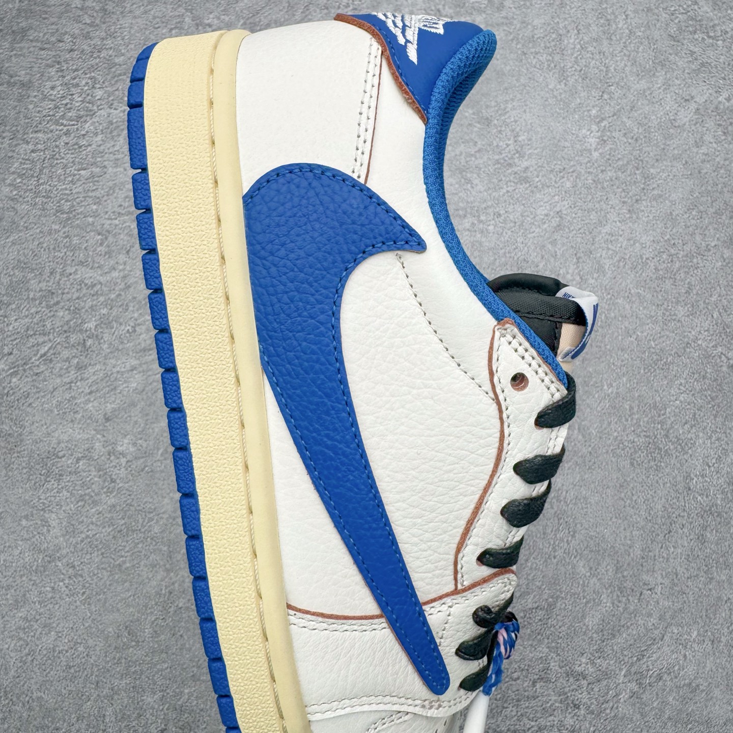 图片[6]-＃SF外贸特供 Travis Scott x Air Jordan AJ1 Low OG SP TS联名倒钩低帮 白蓝 DM7688-104 全系列配色 外贸特供批次 新配色不断更新开发 市场中端王者 全套原纸板楦头开发 确保原汁原味 完美呈现一代版型 一比一鞋头弧度高度鞋身弧度 此版本只针对中端市场 细节品控鞋型随意秒杀市面同价位 鞋型完美 不臃肿别扭 头层皮料加持 用料绝不含糊 进口玻璃冲刀皮料裁剪零毛边 电脑针车工艺 超高鞋面清洁度 最高QC检验标准 控制溢胶瑕疵 原盒原配 飞翼3D高频深度立体 工艺方面大到整体鞋型 漏斗收腰 底线拉帮 LOGO立体程度 小到针眼排布 载片对称 冲孔效果 鞋标规范 鞋垫背胶等等 无一不是口碑收割 每双都是一个回头客 尺码：35.5 36 36.5 37.5 38 38.5 39 40 40.5 41 42 42.5 43 44 44.5 45 46 47.5 48.5-选品中心