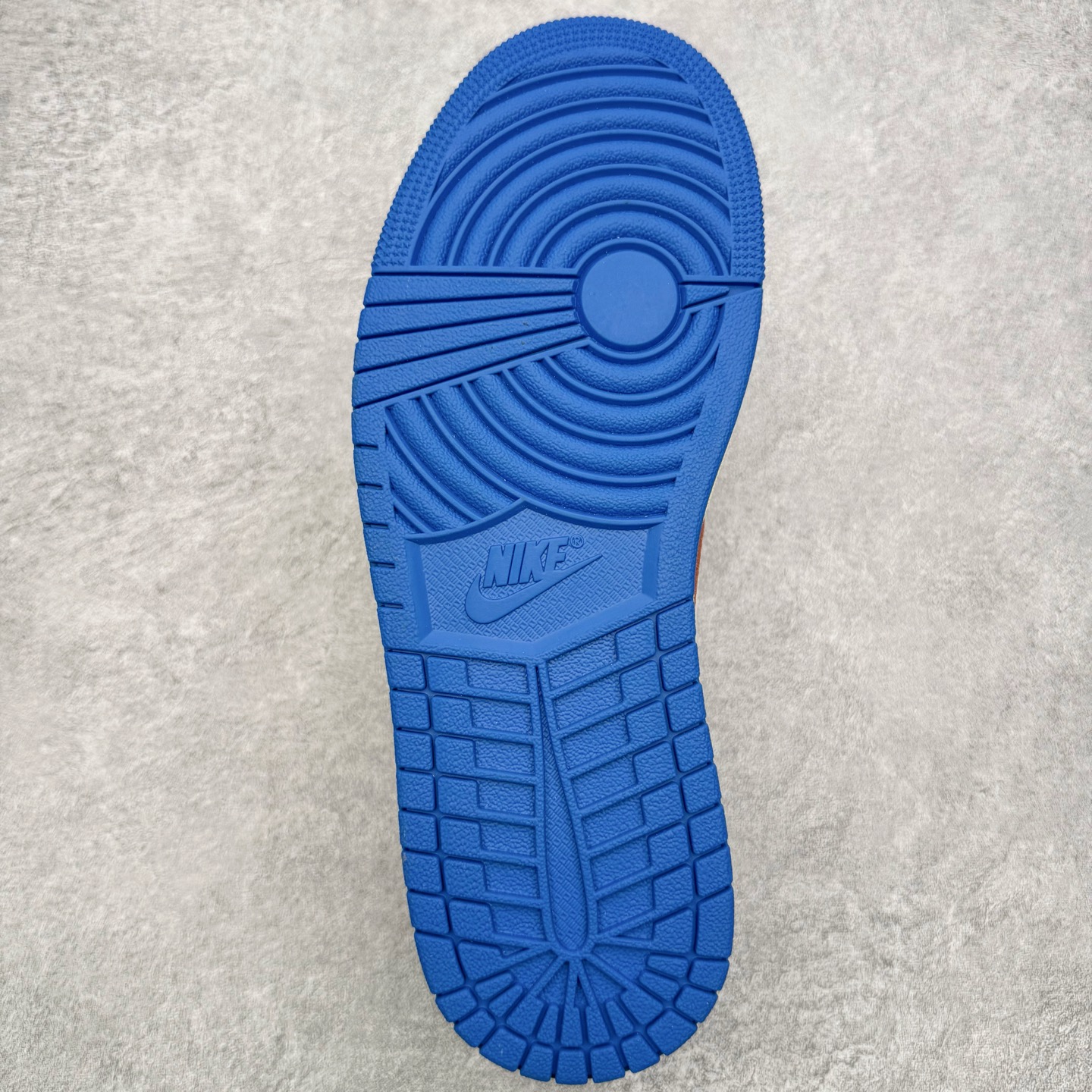 图片[9]-＃SF外贸特供 Travis Scott x Air Jordan AJ1 Low OG SP TS联名倒钩低帮 白蓝 DM7688-104 全系列配色 外贸特供批次 新配色不断更新开发 市场中端王者 全套原纸板楦头开发 确保原汁原味 完美呈现一代版型 一比一鞋头弧度高度鞋身弧度 此版本只针对中端市场 细节品控鞋型随意秒杀市面同价位 鞋型完美 不臃肿别扭 头层皮料加持 用料绝不含糊 进口玻璃冲刀皮料裁剪零毛边 电脑针车工艺 超高鞋面清洁度 最高QC检验标准 控制溢胶瑕疵 原盒原配 飞翼3D高频深度立体 工艺方面大到整体鞋型 漏斗收腰 底线拉帮 LOGO立体程度 小到针眼排布 载片对称 冲孔效果 鞋标规范 鞋垫背胶等等 无一不是口碑收割 每双都是一个回头客 尺码：35.5 36 36.5 37.5 38 38.5 39 40 40.5 41 42 42.5 43 44 44.5 45 46 47.5 48.5-选品中心