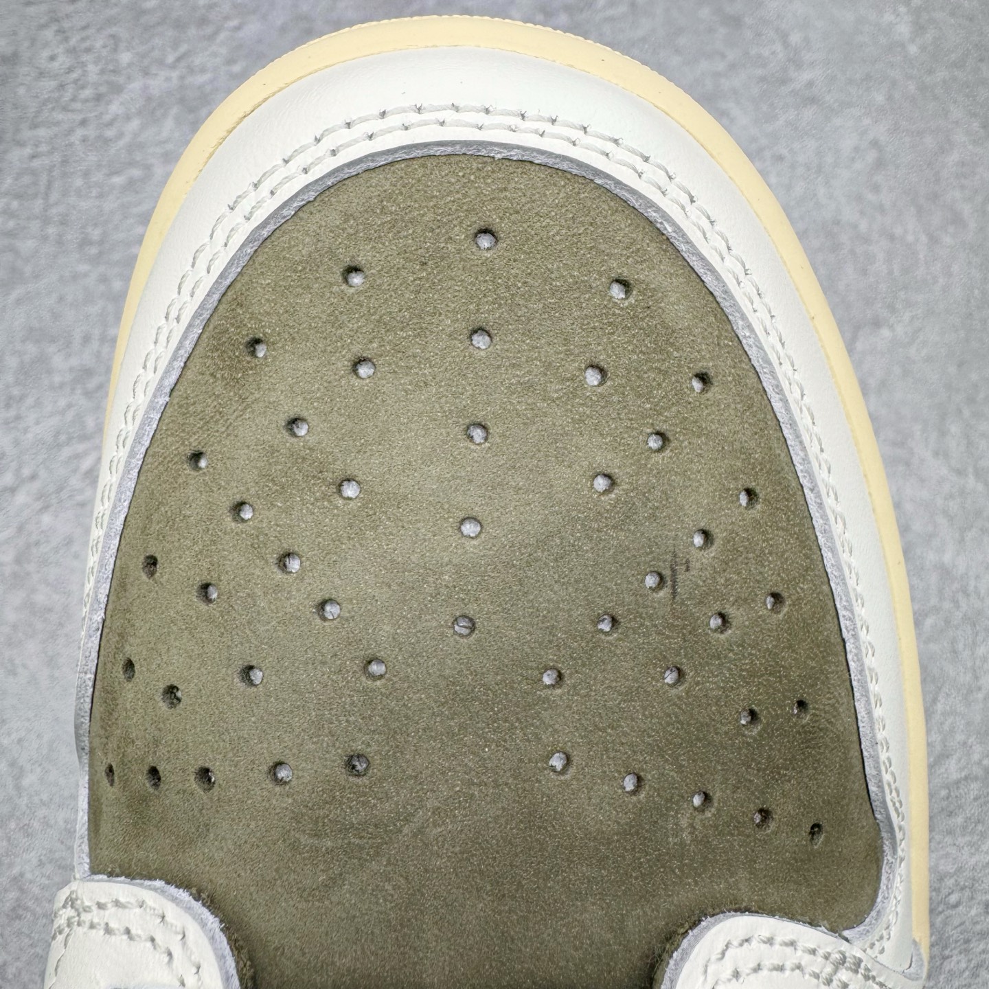 图片[17]-＃SF外贸特供 Travis Scott x Air Jordan AJ1 Low OG SP TS联名倒钩8.0低帮 白橄榄绿 DM7866-200 全系列配色 外贸特供批次 新配色不断更新开发 市场中端王者 全套原纸板楦头开发 确保原汁原味 完美呈现一代版型 一比一鞋头弧度高度鞋身弧度 此版本只针对中端市场 细节品控鞋型随意秒杀市面同价位 鞋型完美 不臃肿别扭 头层皮料加持 用料绝不含糊 进口玻璃冲刀皮料裁剪零毛边 电脑针车工艺 超高鞋面清洁度 最高QC检验标准 控制溢胶瑕疵 原盒原配 飞翼3D高频深度立体 工艺方面大到整体鞋型 漏斗收腰 底线拉帮 LOGO立体程度 小到针眼排布 载片对称 冲孔效果 鞋标规范 鞋垫背胶等等 无一不是口碑收割 每双都是一个回头客 尺码：35.5 36 36.5 37.5 38 38.5 39 40 40.5 41 42 42.5 43 44 44.5 45 46 47.5 48.5-选品中心