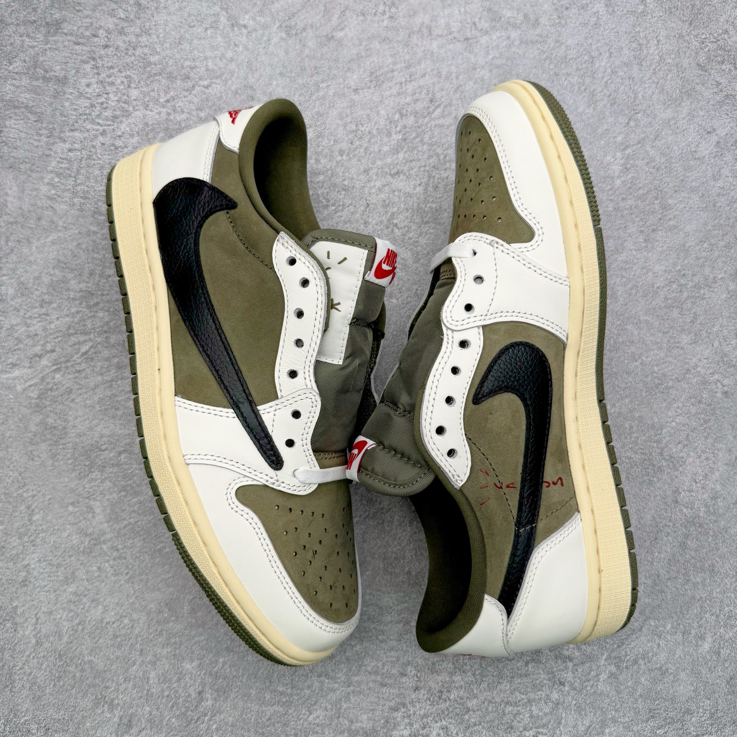 图片[3]-＃SF外贸特供 Travis Scott x Air Jordan AJ1 Low OG SP TS联名倒钩8.0低帮 白橄榄绿 DM7866-200 全系列配色 外贸特供批次 新配色不断更新开发 市场中端王者 全套原纸板楦头开发 确保原汁原味 完美呈现一代版型 一比一鞋头弧度高度鞋身弧度 此版本只针对中端市场 细节品控鞋型随意秒杀市面同价位 鞋型完美 不臃肿别扭 头层皮料加持 用料绝不含糊 进口玻璃冲刀皮料裁剪零毛边 电脑针车工艺 超高鞋面清洁度 最高QC检验标准 控制溢胶瑕疵 原盒原配 飞翼3D高频深度立体 工艺方面大到整体鞋型 漏斗收腰 底线拉帮 LOGO立体程度 小到针眼排布 载片对称 冲孔效果 鞋标规范 鞋垫背胶等等 无一不是口碑收割 每双都是一个回头客 尺码：35.5 36 36.5 37.5 38 38.5 39 40 40.5 41 42 42.5 43 44 44.5 45 46 47.5 48.5-选品中心