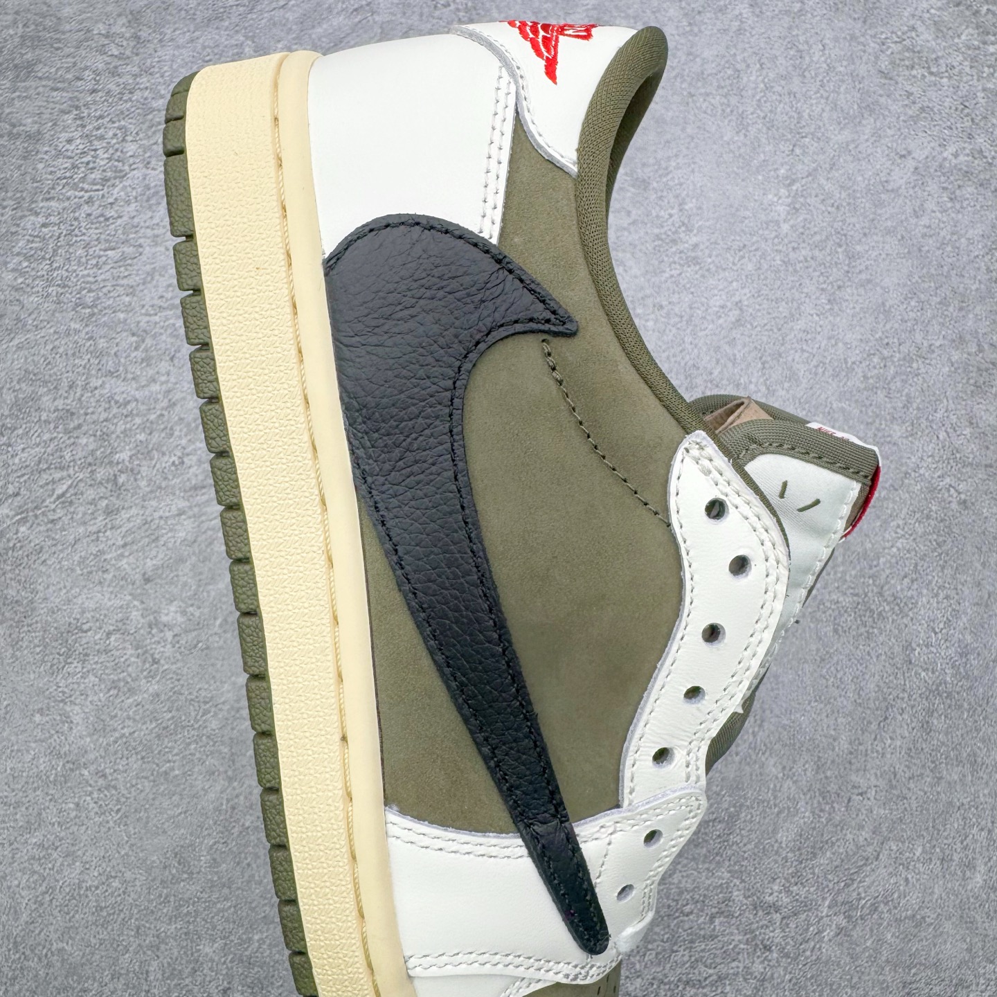 图片[6]-＃SF外贸特供 Travis Scott x Air Jordan AJ1 Low OG SP TS联名倒钩8.0低帮 白橄榄绿 DM7866-200 全系列配色 外贸特供批次 新配色不断更新开发 市场中端王者 全套原纸板楦头开发 确保原汁原味 完美呈现一代版型 一比一鞋头弧度高度鞋身弧度 此版本只针对中端市场 细节品控鞋型随意秒杀市面同价位 鞋型完美 不臃肿别扭 头层皮料加持 用料绝不含糊 进口玻璃冲刀皮料裁剪零毛边 电脑针车工艺 超高鞋面清洁度 最高QC检验标准 控制溢胶瑕疵 原盒原配 飞翼3D高频深度立体 工艺方面大到整体鞋型 漏斗收腰 底线拉帮 LOGO立体程度 小到针眼排布 载片对称 冲孔效果 鞋标规范 鞋垫背胶等等 无一不是口碑收割 每双都是一个回头客 尺码：35.5 36 36.5 37.5 38 38.5 39 40 40.5 41 42 42.5 43 44 44.5 45 46 47.5 48.5-选品中心
