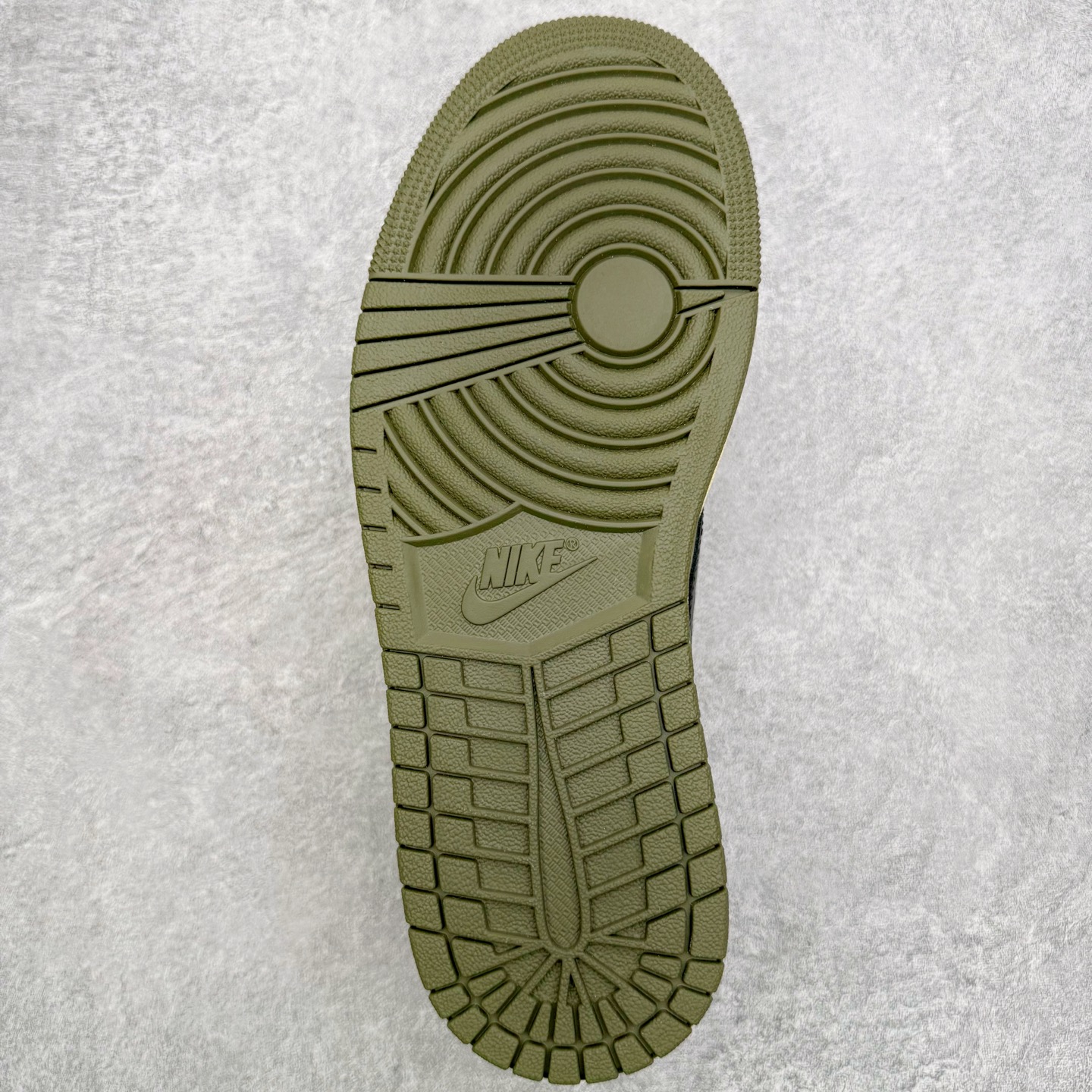 图片[9]-＃SF外贸特供 Travis Scott x Air Jordan AJ1 Low OG SP TS联名倒钩8.0低帮 白橄榄绿 DM7866-200 全系列配色 外贸特供批次 新配色不断更新开发 市场中端王者 全套原纸板楦头开发 确保原汁原味 完美呈现一代版型 一比一鞋头弧度高度鞋身弧度 此版本只针对中端市场 细节品控鞋型随意秒杀市面同价位 鞋型完美 不臃肿别扭 头层皮料加持 用料绝不含糊 进口玻璃冲刀皮料裁剪零毛边 电脑针车工艺 超高鞋面清洁度 最高QC检验标准 控制溢胶瑕疵 原盒原配 飞翼3D高频深度立体 工艺方面大到整体鞋型 漏斗收腰 底线拉帮 LOGO立体程度 小到针眼排布 载片对称 冲孔效果 鞋标规范 鞋垫背胶等等 无一不是口碑收割 每双都是一个回头客 尺码：35.5 36 36.5 37.5 38 38.5 39 40 40.5 41 42 42.5 43 44 44.5 45 46 47.5 48.5-选品中心