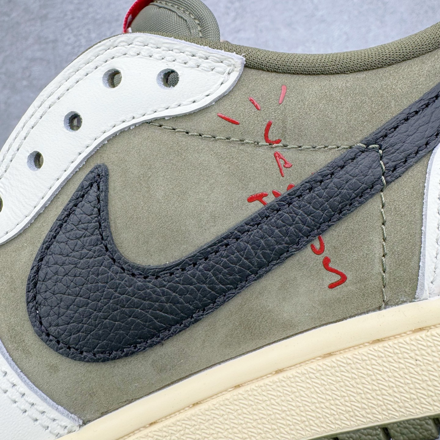 图片[11]-＃SF外贸特供 Travis Scott x Air Jordan AJ1 Low OG SP TS联名倒钩8.0低帮 白橄榄绿 DM7866-200 全系列配色 外贸特供批次 新配色不断更新开发 市场中端王者 全套原纸板楦头开发 确保原汁原味 完美呈现一代版型 一比一鞋头弧度高度鞋身弧度 此版本只针对中端市场 细节品控鞋型随意秒杀市面同价位 鞋型完美 不臃肿别扭 头层皮料加持 用料绝不含糊 进口玻璃冲刀皮料裁剪零毛边 电脑针车工艺 超高鞋面清洁度 最高QC检验标准 控制溢胶瑕疵 原盒原配 飞翼3D高频深度立体 工艺方面大到整体鞋型 漏斗收腰 底线拉帮 LOGO立体程度 小到针眼排布 载片对称 冲孔效果 鞋标规范 鞋垫背胶等等 无一不是口碑收割 每双都是一个回头客 尺码：35.5 36 36.5 37.5 38 38.5 39 40 40.5 41 42 42.5 43 44 44.5 45 46 47.5 48.5-选品中心