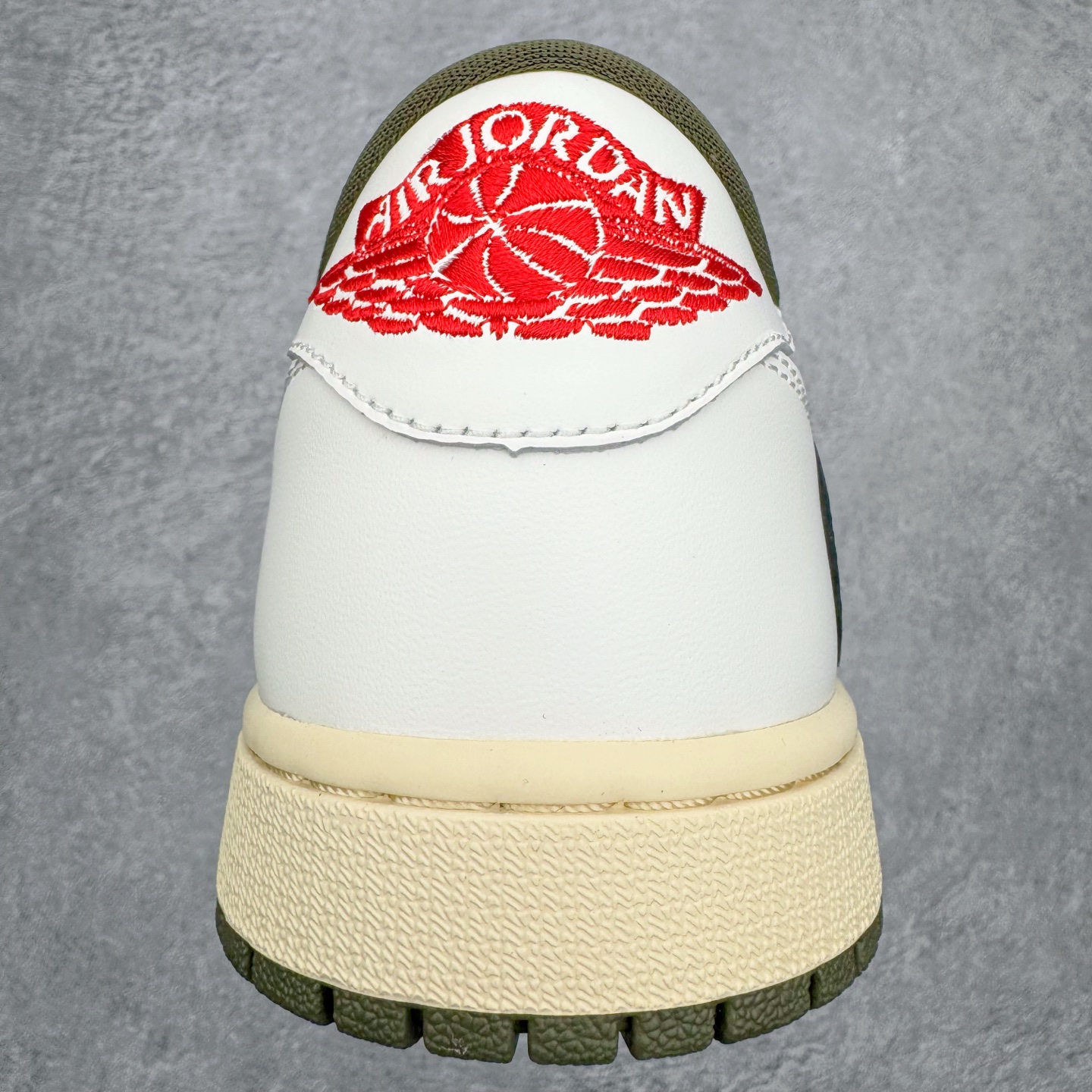 图片[8]-＃SF外贸特供 Travis Scott x Air Jordan AJ1 Low OG SP TS联名倒钩8.0低帮 白橄榄绿 DM7866-200 全系列配色 外贸特供批次 新配色不断更新开发 市场中端王者 全套原纸板楦头开发 确保原汁原味 完美呈现一代版型 一比一鞋头弧度高度鞋身弧度 此版本只针对中端市场 细节品控鞋型随意秒杀市面同价位 鞋型完美 不臃肿别扭 头层皮料加持 用料绝不含糊 进口玻璃冲刀皮料裁剪零毛边 电脑针车工艺 超高鞋面清洁度 最高QC检验标准 控制溢胶瑕疵 原盒原配 飞翼3D高频深度立体 工艺方面大到整体鞋型 漏斗收腰 底线拉帮 LOGO立体程度 小到针眼排布 载片对称 冲孔效果 鞋标规范 鞋垫背胶等等 无一不是口碑收割 每双都是一个回头客 尺码：35.5 36 36.5 37.5 38 38.5 39 40 40.5 41 42 42.5 43 44 44.5 45 46 47.5 48.5-选品中心