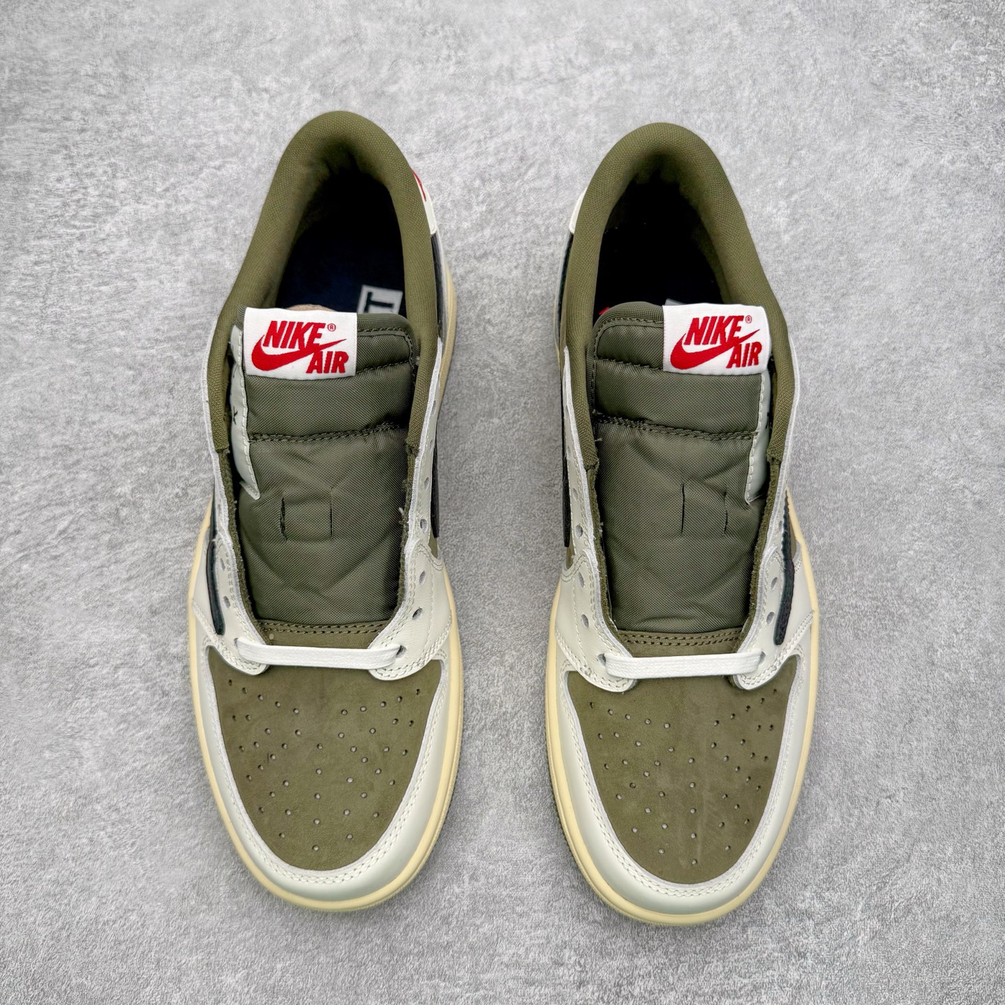 图片[2]-＃SF外贸特供 Travis Scott x Air Jordan AJ1 Low OG SP TS联名倒钩8.0低帮 白橄榄绿 DM7866-200 全系列配色 外贸特供批次 新配色不断更新开发 市场中端王者 全套原纸板楦头开发 确保原汁原味 完美呈现一代版型 一比一鞋头弧度高度鞋身弧度 此版本只针对中端市场 细节品控鞋型随意秒杀市面同价位 鞋型完美 不臃肿别扭 头层皮料加持 用料绝不含糊 进口玻璃冲刀皮料裁剪零毛边 电脑针车工艺 超高鞋面清洁度 最高QC检验标准 控制溢胶瑕疵 原盒原配 飞翼3D高频深度立体 工艺方面大到整体鞋型 漏斗收腰 底线拉帮 LOGO立体程度 小到针眼排布 载片对称 冲孔效果 鞋标规范 鞋垫背胶等等 无一不是口碑收割 每双都是一个回头客 尺码：35.5 36 36.5 37.5 38 38.5 39 40 40.5 41 42 42.5 43 44 44.5 45 46 47.5 48.5-选品中心