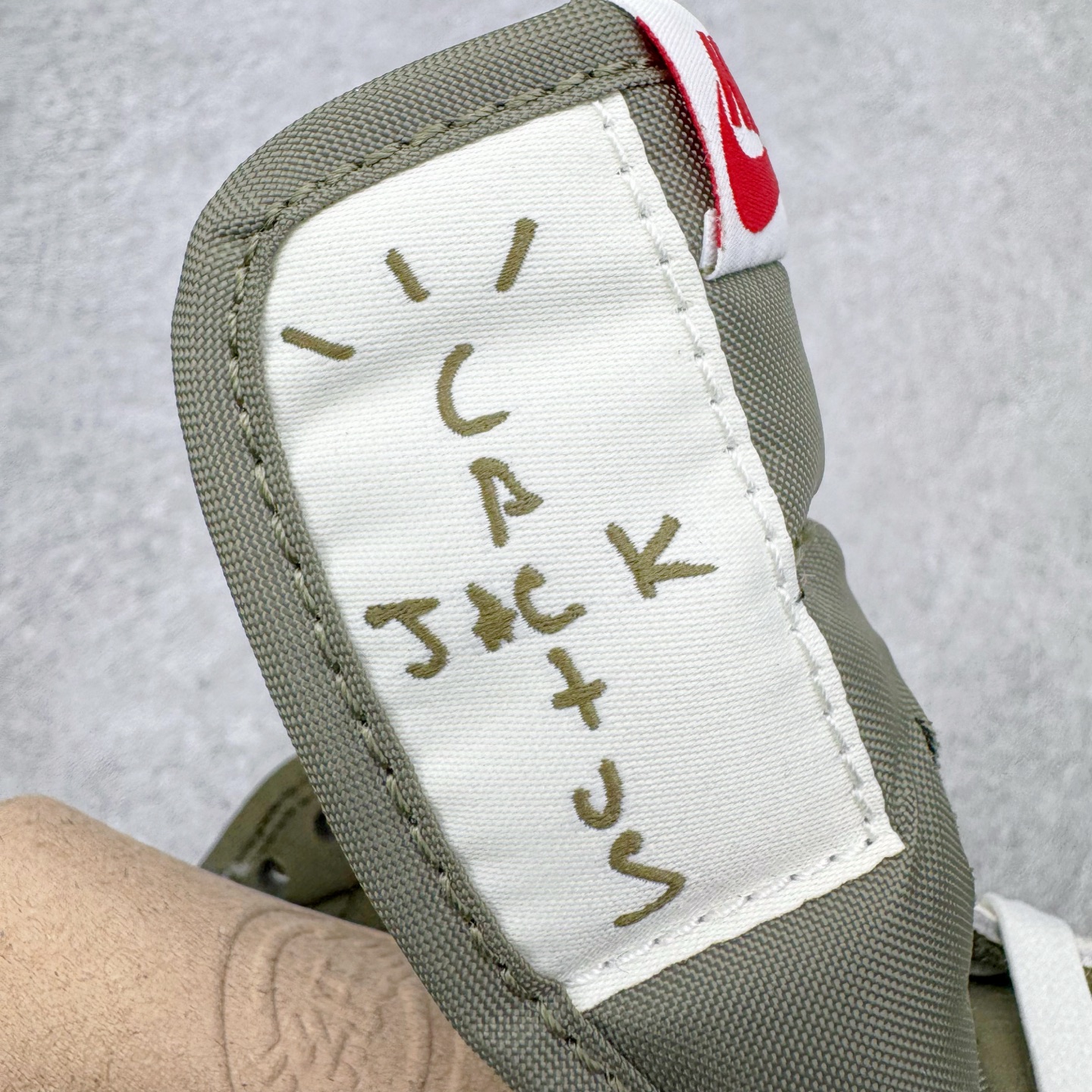 图片[14]-＃SF外贸特供 Travis Scott x Air Jordan AJ1 Low OG SP TS联名倒钩8.0低帮 白橄榄绿 DM7866-200 全系列配色 外贸特供批次 新配色不断更新开发 市场中端王者 全套原纸板楦头开发 确保原汁原味 完美呈现一代版型 一比一鞋头弧度高度鞋身弧度 此版本只针对中端市场 细节品控鞋型随意秒杀市面同价位 鞋型完美 不臃肿别扭 头层皮料加持 用料绝不含糊 进口玻璃冲刀皮料裁剪零毛边 电脑针车工艺 超高鞋面清洁度 最高QC检验标准 控制溢胶瑕疵 原盒原配 飞翼3D高频深度立体 工艺方面大到整体鞋型 漏斗收腰 底线拉帮 LOGO立体程度 小到针眼排布 载片对称 冲孔效果 鞋标规范 鞋垫背胶等等 无一不是口碑收割 每双都是一个回头客 尺码：35.5 36 36.5 37.5 38 38.5 39 40 40.5 41 42 42.5 43 44 44.5 45 46 47.5 48.5-选品中心