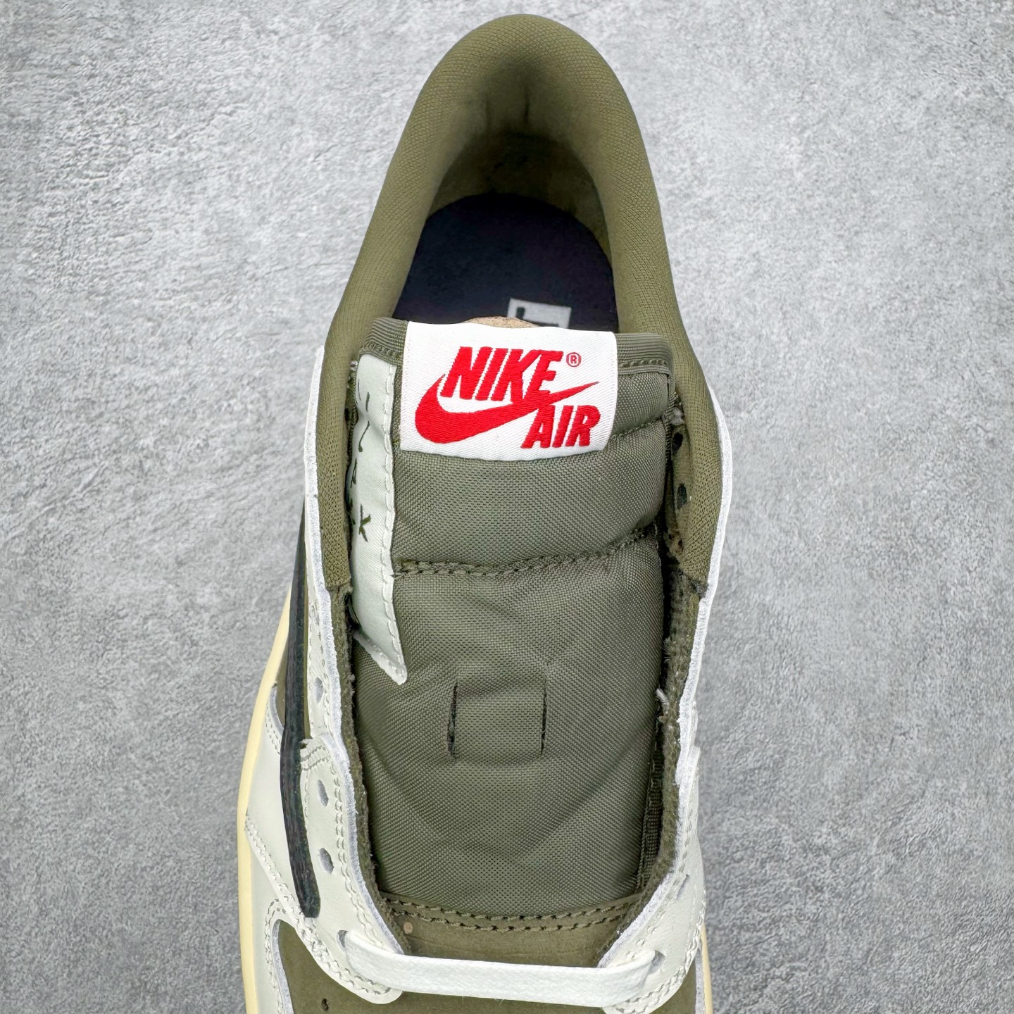 图片[5]-＃SF外贸特供 Travis Scott x Air Jordan AJ1 Low OG SP TS联名倒钩8.0低帮 白橄榄绿 DM7866-200 全系列配色 外贸特供批次 新配色不断更新开发 市场中端王者 全套原纸板楦头开发 确保原汁原味 完美呈现一代版型 一比一鞋头弧度高度鞋身弧度 此版本只针对中端市场 细节品控鞋型随意秒杀市面同价位 鞋型完美 不臃肿别扭 头层皮料加持 用料绝不含糊 进口玻璃冲刀皮料裁剪零毛边 电脑针车工艺 超高鞋面清洁度 最高QC检验标准 控制溢胶瑕疵 原盒原配 飞翼3D高频深度立体 工艺方面大到整体鞋型 漏斗收腰 底线拉帮 LOGO立体程度 小到针眼排布 载片对称 冲孔效果 鞋标规范 鞋垫背胶等等 无一不是口碑收割 每双都是一个回头客 尺码：35.5 36 36.5 37.5 38 38.5 39 40 40.5 41 42 42.5 43 44 44.5 45 46 47.5 48.5-选品中心