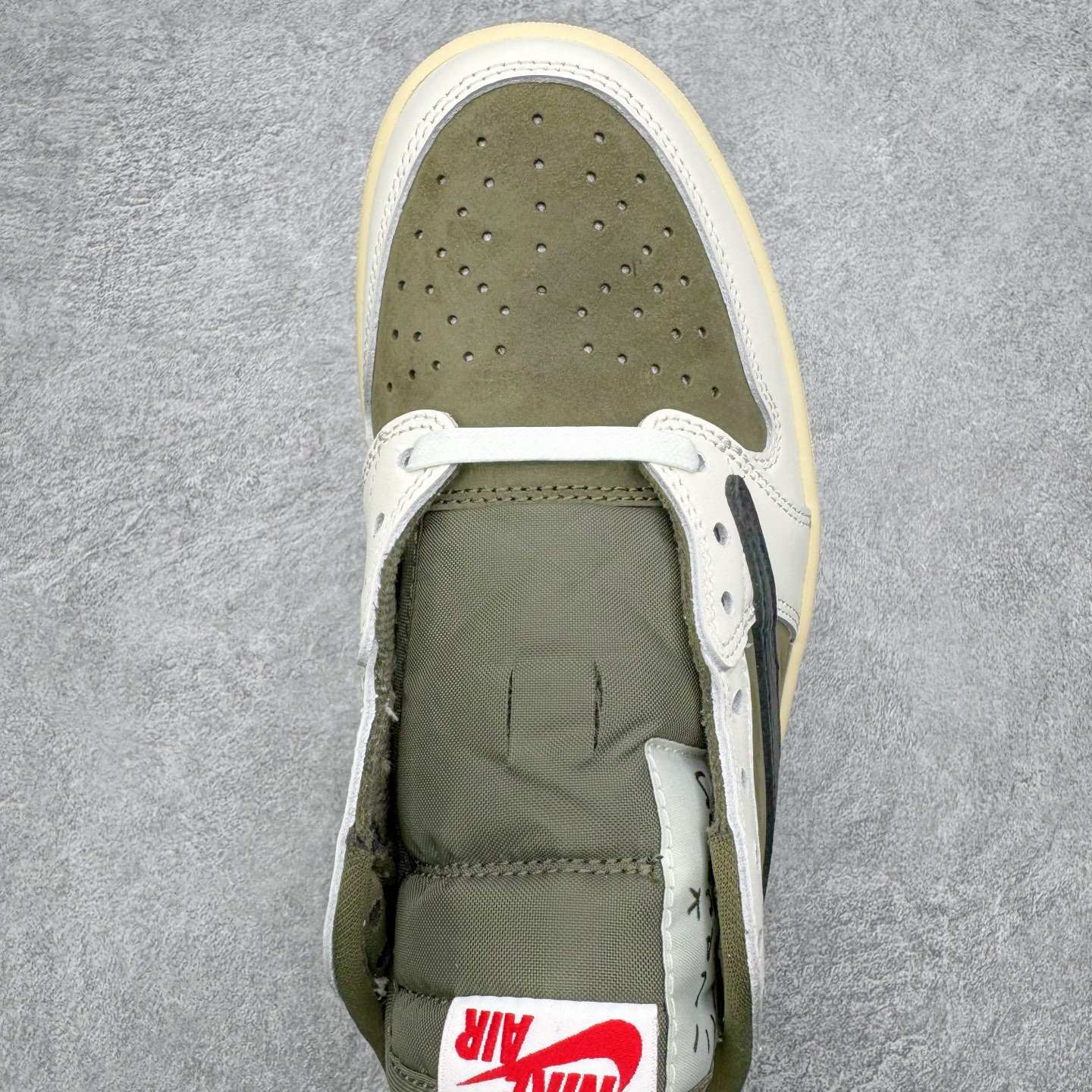 图片[4]-＃SF外贸特供 Travis Scott x Air Jordan AJ1 Low OG SP TS联名倒钩8.0低帮 白橄榄绿 DM7866-200 全系列配色 外贸特供批次 新配色不断更新开发 市场中端王者 全套原纸板楦头开发 确保原汁原味 完美呈现一代版型 一比一鞋头弧度高度鞋身弧度 此版本只针对中端市场 细节品控鞋型随意秒杀市面同价位 鞋型完美 不臃肿别扭 头层皮料加持 用料绝不含糊 进口玻璃冲刀皮料裁剪零毛边 电脑针车工艺 超高鞋面清洁度 最高QC检验标准 控制溢胶瑕疵 原盒原配 飞翼3D高频深度立体 工艺方面大到整体鞋型 漏斗收腰 底线拉帮 LOGO立体程度 小到针眼排布 载片对称 冲孔效果 鞋标规范 鞋垫背胶等等 无一不是口碑收割 每双都是一个回头客 尺码：35.5 36 36.5 37.5 38 38.5 39 40 40.5 41 42 42.5 43 44 44.5 45 46 47.5 48.5-选品中心
