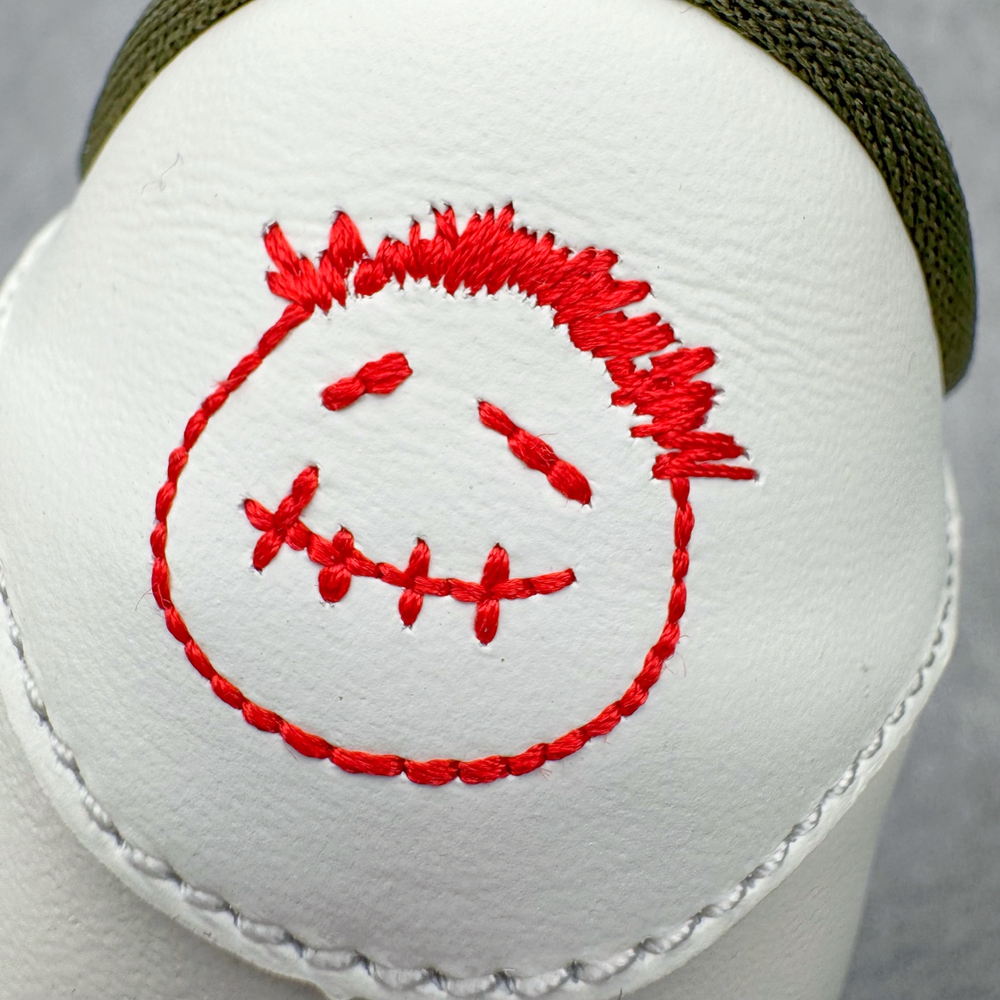 图片[10]-＃SF外贸特供 Travis Scott x Air Jordan AJ1 Low OG SP TS联名倒钩8.0低帮 白橄榄绿 DM7866-200 全系列配色 外贸特供批次 新配色不断更新开发 市场中端王者 全套原纸板楦头开发 确保原汁原味 完美呈现一代版型 一比一鞋头弧度高度鞋身弧度 此版本只针对中端市场 细节品控鞋型随意秒杀市面同价位 鞋型完美 不臃肿别扭 头层皮料加持 用料绝不含糊 进口玻璃冲刀皮料裁剪零毛边 电脑针车工艺 超高鞋面清洁度 最高QC检验标准 控制溢胶瑕疵 原盒原配 飞翼3D高频深度立体 工艺方面大到整体鞋型 漏斗收腰 底线拉帮 LOGO立体程度 小到针眼排布 载片对称 冲孔效果 鞋标规范 鞋垫背胶等等 无一不是口碑收割 每双都是一个回头客 尺码：35.5 36 36.5 37.5 38 38.5 39 40 40.5 41 42 42.5 43 44 44.5 45 46 47.5 48.5-选品中心