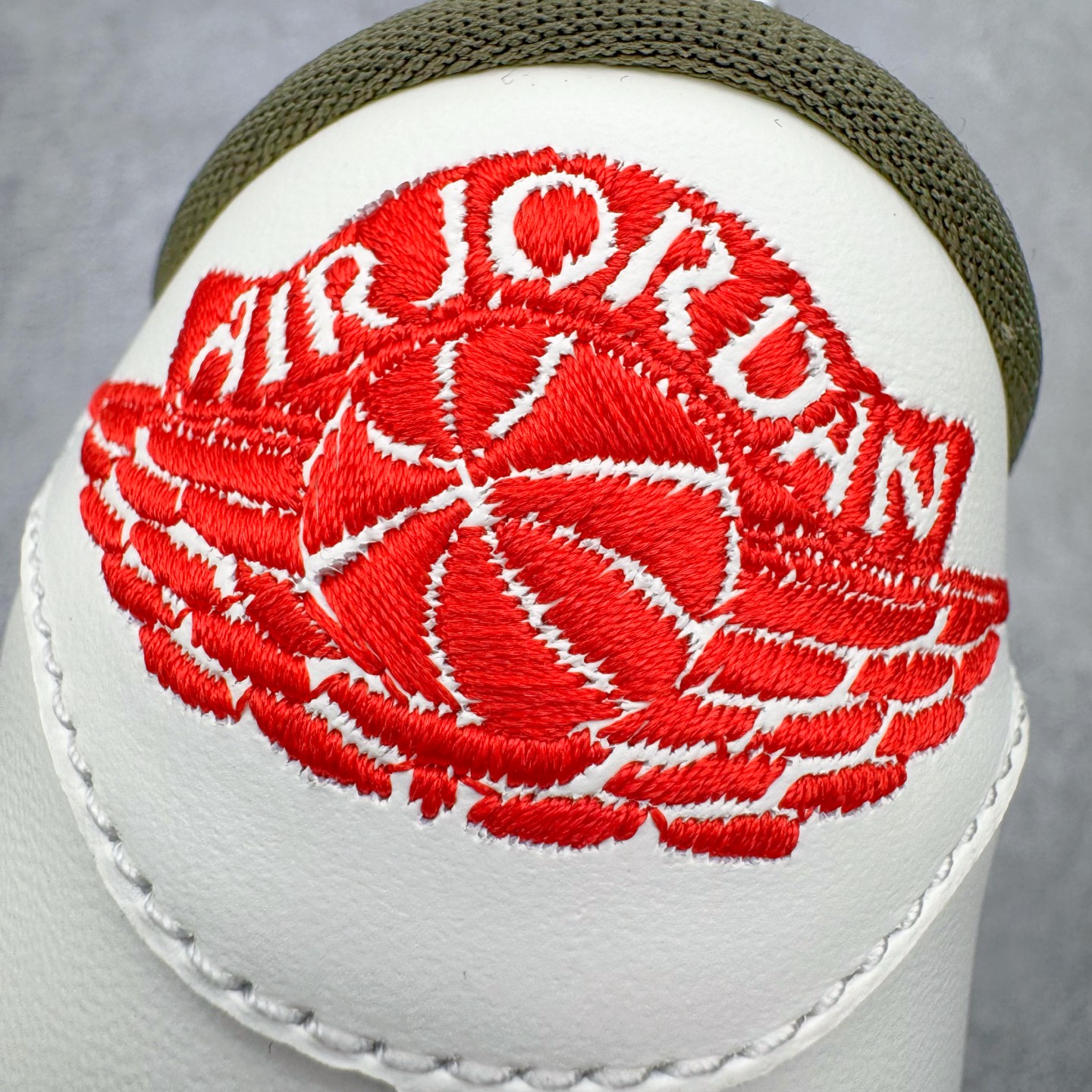 图片[18]-＃SF外贸特供 Travis Scott x Air Jordan AJ1 Low OG SP TS联名倒钩8.0低帮 白橄榄绿 DM7866-200 全系列配色 外贸特供批次 新配色不断更新开发 市场中端王者 全套原纸板楦头开发 确保原汁原味 完美呈现一代版型 一比一鞋头弧度高度鞋身弧度 此版本只针对中端市场 细节品控鞋型随意秒杀市面同价位 鞋型完美 不臃肿别扭 头层皮料加持 用料绝不含糊 进口玻璃冲刀皮料裁剪零毛边 电脑针车工艺 超高鞋面清洁度 最高QC检验标准 控制溢胶瑕疵 原盒原配 飞翼3D高频深度立体 工艺方面大到整体鞋型 漏斗收腰 底线拉帮 LOGO立体程度 小到针眼排布 载片对称 冲孔效果 鞋标规范 鞋垫背胶等等 无一不是口碑收割 每双都是一个回头客 尺码：35.5 36 36.5 37.5 38 38.5 39 40 40.5 41 42 42.5 43 44 44.5 45 46 47.5 48.5-选品中心