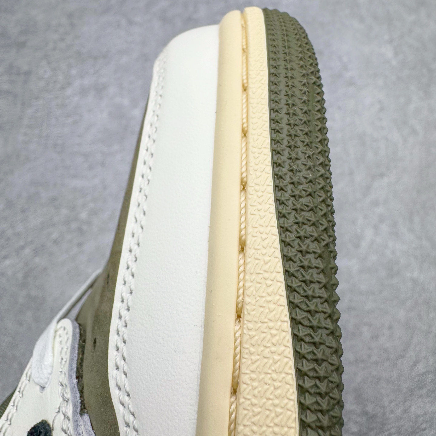 图片[15]-＃SF外贸特供 Travis Scott x Air Jordan AJ1 Low OG SP TS联名倒钩8.0低帮 白橄榄绿 DM7866-200 全系列配色 外贸特供批次 新配色不断更新开发 市场中端王者 全套原纸板楦头开发 确保原汁原味 完美呈现一代版型 一比一鞋头弧度高度鞋身弧度 此版本只针对中端市场 细节品控鞋型随意秒杀市面同价位 鞋型完美 不臃肿别扭 头层皮料加持 用料绝不含糊 进口玻璃冲刀皮料裁剪零毛边 电脑针车工艺 超高鞋面清洁度 最高QC检验标准 控制溢胶瑕疵 原盒原配 飞翼3D高频深度立体 工艺方面大到整体鞋型 漏斗收腰 底线拉帮 LOGO立体程度 小到针眼排布 载片对称 冲孔效果 鞋标规范 鞋垫背胶等等 无一不是口碑收割 每双都是一个回头客 尺码：35.5 36 36.5 37.5 38 38.5 39 40 40.5 41 42 42.5 43 44 44.5 45 46 47.5 48.5-选品中心