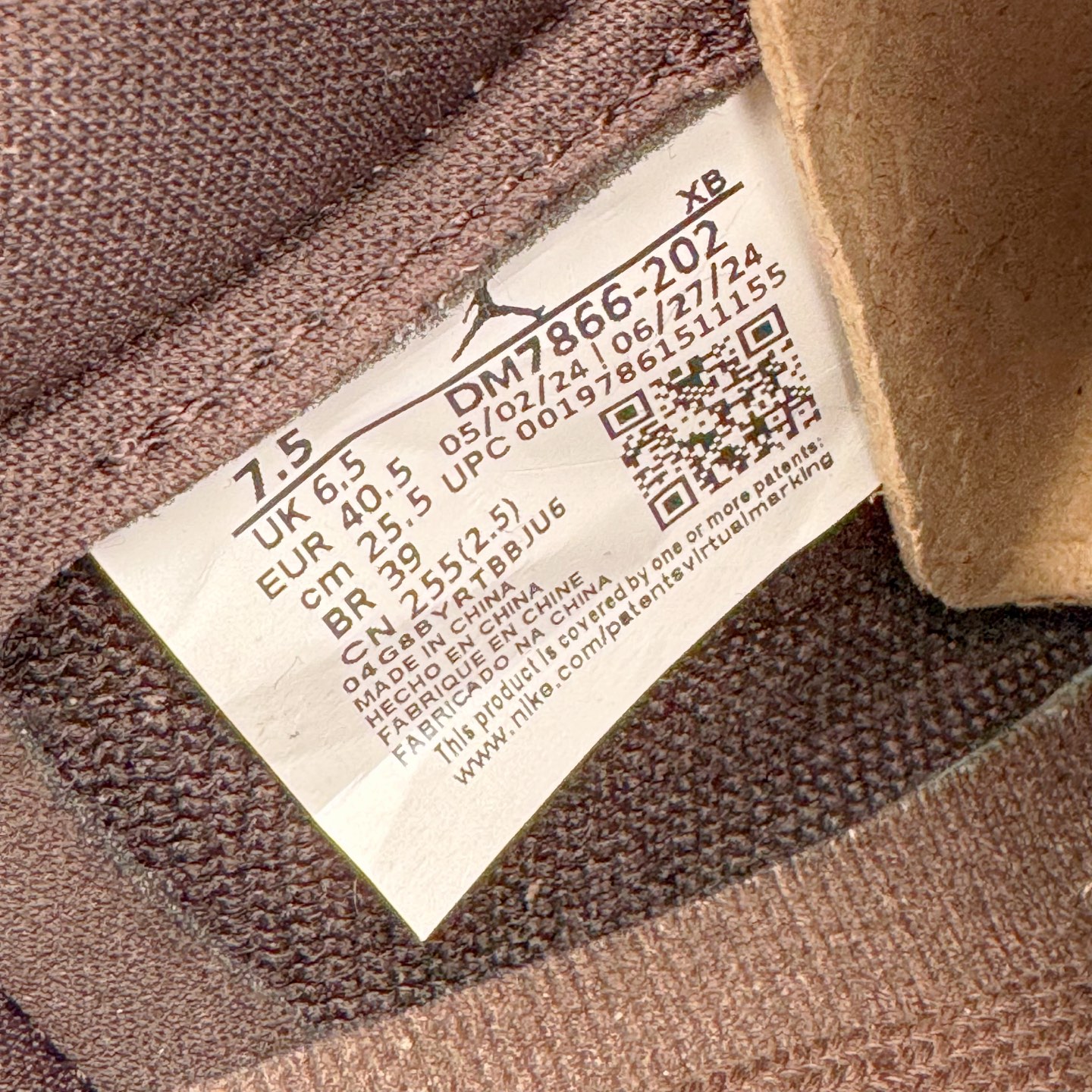 图片[13]-＃SF外贸特供 Travis Scott x Air Jordan AJ1 Low OG SP TS联名倒钩低帮 黑棕 DM7866-202 全系列配色 外贸特供批次 新配色不断更新开发 市场中端王者 全套原纸板楦头开发 确保原汁原味 完美呈现一代版型 一比一鞋头弧度高度鞋身弧度 此版本只针对中端市场 细节品控鞋型随意秒杀市面同价位 鞋型完美 不臃肿别扭 头层皮料加持 用料绝不含糊 进口玻璃冲刀皮料裁剪零毛边 电脑针车工艺 超高鞋面清洁度 最高QC检验标准 控制溢胶瑕疵 原盒原配 飞翼3D高频深度立体 工艺方面大到整体鞋型 漏斗收腰 底线拉帮 LOGO立体程度 小到针眼排布 载片对称 冲孔效果 鞋标规范 鞋垫背胶等等 无一不是口碑收割 每双都是一个回头客 尺码：35.5 36 36.5 37.5 38 38.5 39 40 40.5 41 42 42.5 43 44 44.5 45 46 47.5 48.5-选品中心