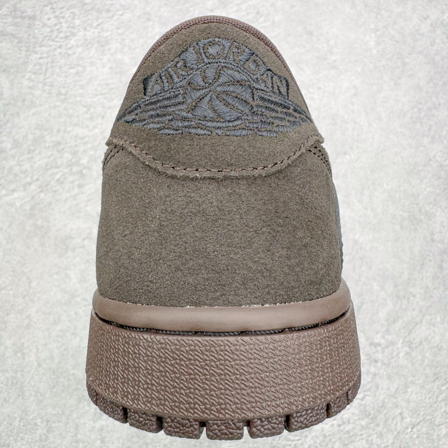 图片[8]-＃SF外贸特供 Travis Scott x Air Jordan AJ1 Low OG SP TS联名倒钩低帮 黑棕 DM7866-202 全系列配色 外贸特供批次 新配色不断更新开发 市场中端王者 全套原纸板楦头开发 确保原汁原味 完美呈现一代版型 一比一鞋头弧度高度鞋身弧度 此版本只针对中端市场 细节品控鞋型随意秒杀市面同价位 鞋型完美 不臃肿别扭 头层皮料加持 用料绝不含糊 进口玻璃冲刀皮料裁剪零毛边 电脑针车工艺 超高鞋面清洁度 最高QC检验标准 控制溢胶瑕疵 原盒原配 飞翼3D高频深度立体 工艺方面大到整体鞋型 漏斗收腰 底线拉帮 LOGO立体程度 小到针眼排布 载片对称 冲孔效果 鞋标规范 鞋垫背胶等等 无一不是口碑收割 每双都是一个回头客 尺码：35.5 36 36.5 37.5 38 38.5 39 40 40.5 41 42 42.5 43 44 44.5 45 46 47.5 48.5-选品中心