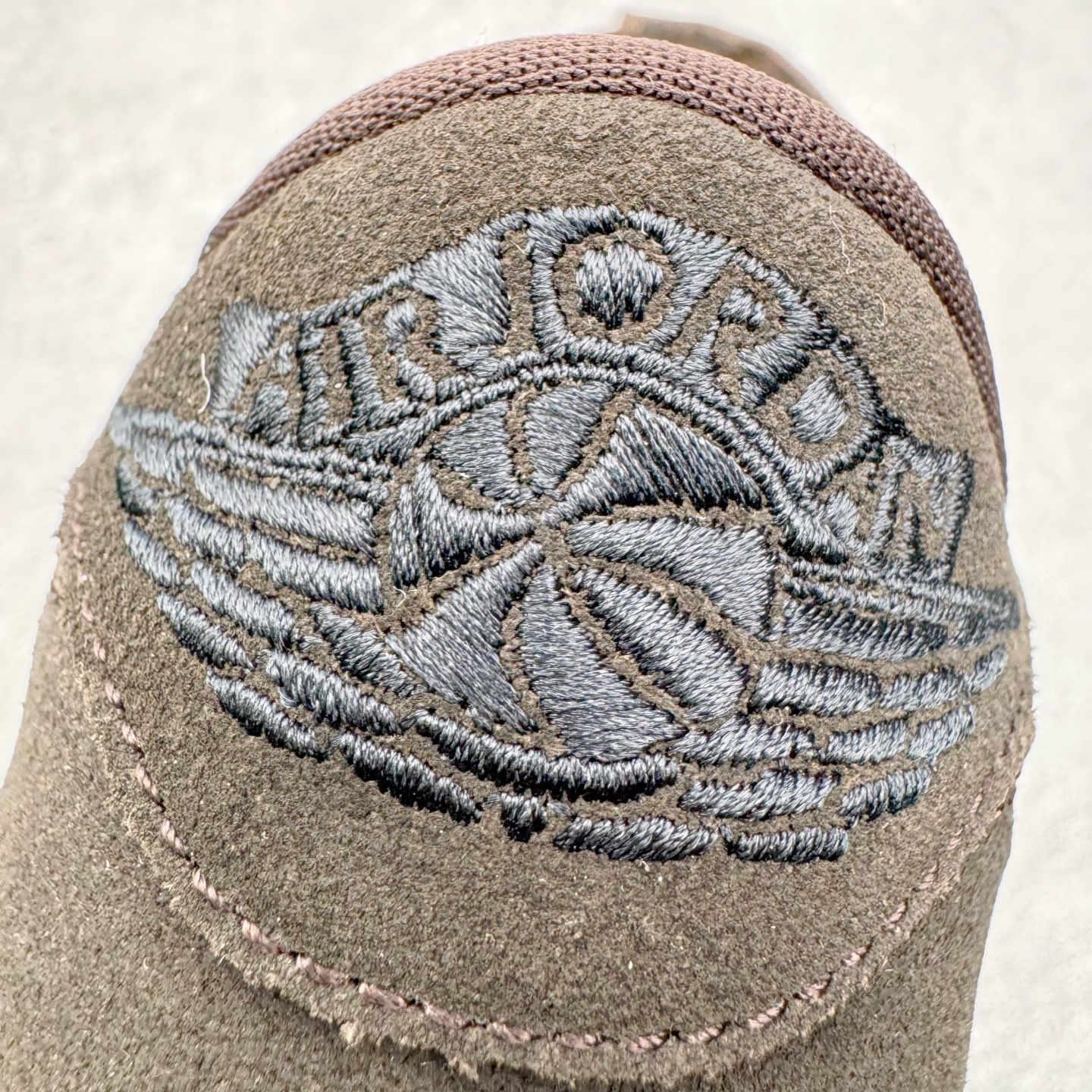 图片[16]-＃SF外贸特供 Travis Scott x Air Jordan AJ1 Low OG SP TS联名倒钩低帮 黑棕 DM7866-202 全系列配色 外贸特供批次 新配色不断更新开发 市场中端王者 全套原纸板楦头开发 确保原汁原味 完美呈现一代版型 一比一鞋头弧度高度鞋身弧度 此版本只针对中端市场 细节品控鞋型随意秒杀市面同价位 鞋型完美 不臃肿别扭 头层皮料加持 用料绝不含糊 进口玻璃冲刀皮料裁剪零毛边 电脑针车工艺 超高鞋面清洁度 最高QC检验标准 控制溢胶瑕疵 原盒原配 飞翼3D高频深度立体 工艺方面大到整体鞋型 漏斗收腰 底线拉帮 LOGO立体程度 小到针眼排布 载片对称 冲孔效果 鞋标规范 鞋垫背胶等等 无一不是口碑收割 每双都是一个回头客 尺码：35.5 36 36.5 37.5 38 38.5 39 40 40.5 41 42 42.5 43 44 44.5 45 46 47.5 48.5-选品中心