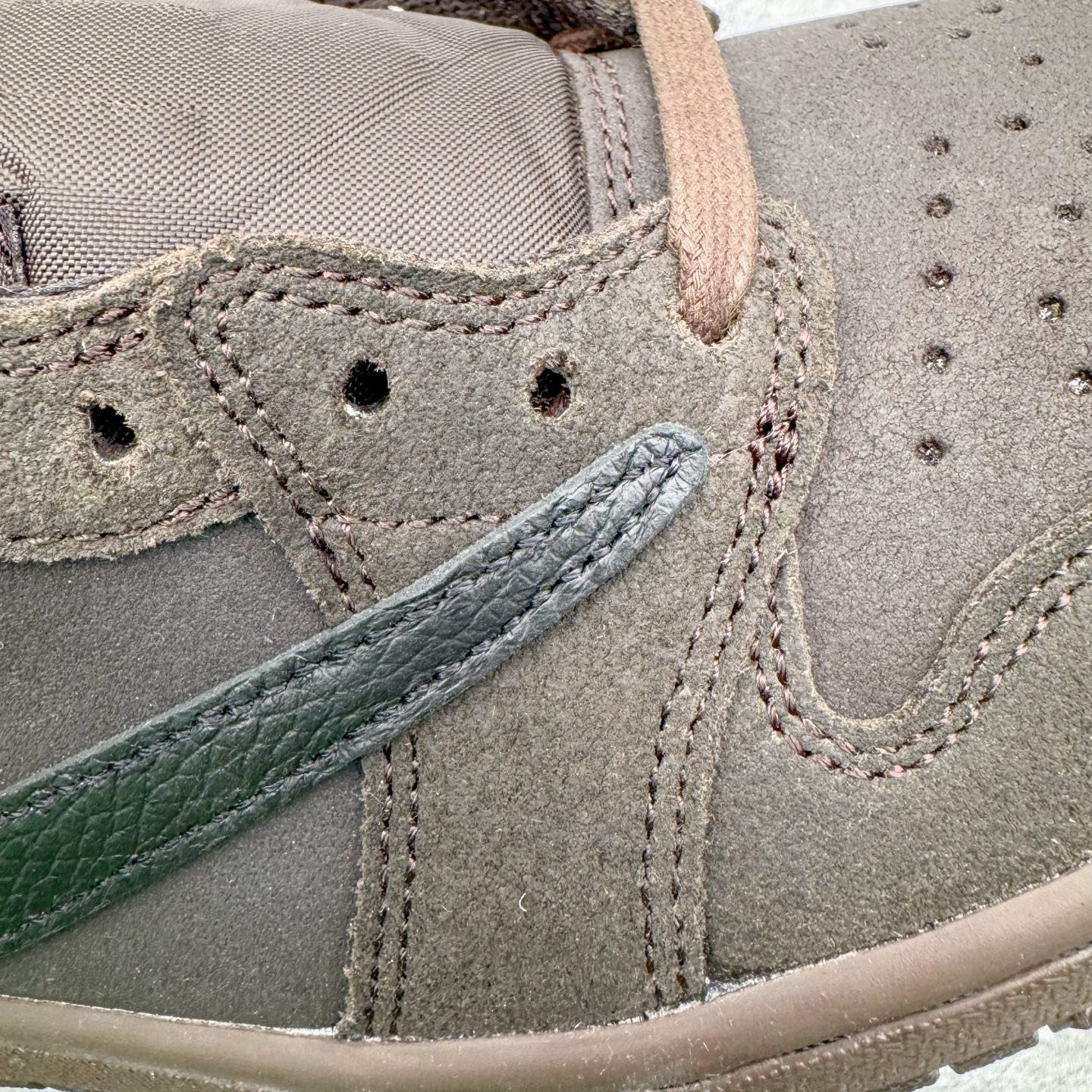 图片[18]-＃SF外贸特供 Travis Scott x Air Jordan AJ1 Low OG SP TS联名倒钩低帮 黑棕 DM7866-202 全系列配色 外贸特供批次 新配色不断更新开发 市场中端王者 全套原纸板楦头开发 确保原汁原味 完美呈现一代版型 一比一鞋头弧度高度鞋身弧度 此版本只针对中端市场 细节品控鞋型随意秒杀市面同价位 鞋型完美 不臃肿别扭 头层皮料加持 用料绝不含糊 进口玻璃冲刀皮料裁剪零毛边 电脑针车工艺 超高鞋面清洁度 最高QC检验标准 控制溢胶瑕疵 原盒原配 飞翼3D高频深度立体 工艺方面大到整体鞋型 漏斗收腰 底线拉帮 LOGO立体程度 小到针眼排布 载片对称 冲孔效果 鞋标规范 鞋垫背胶等等 无一不是口碑收割 每双都是一个回头客 尺码：35.5 36 36.5 37.5 38 38.5 39 40 40.5 41 42 42.5 43 44 44.5 45 46 47.5 48.5-选品中心