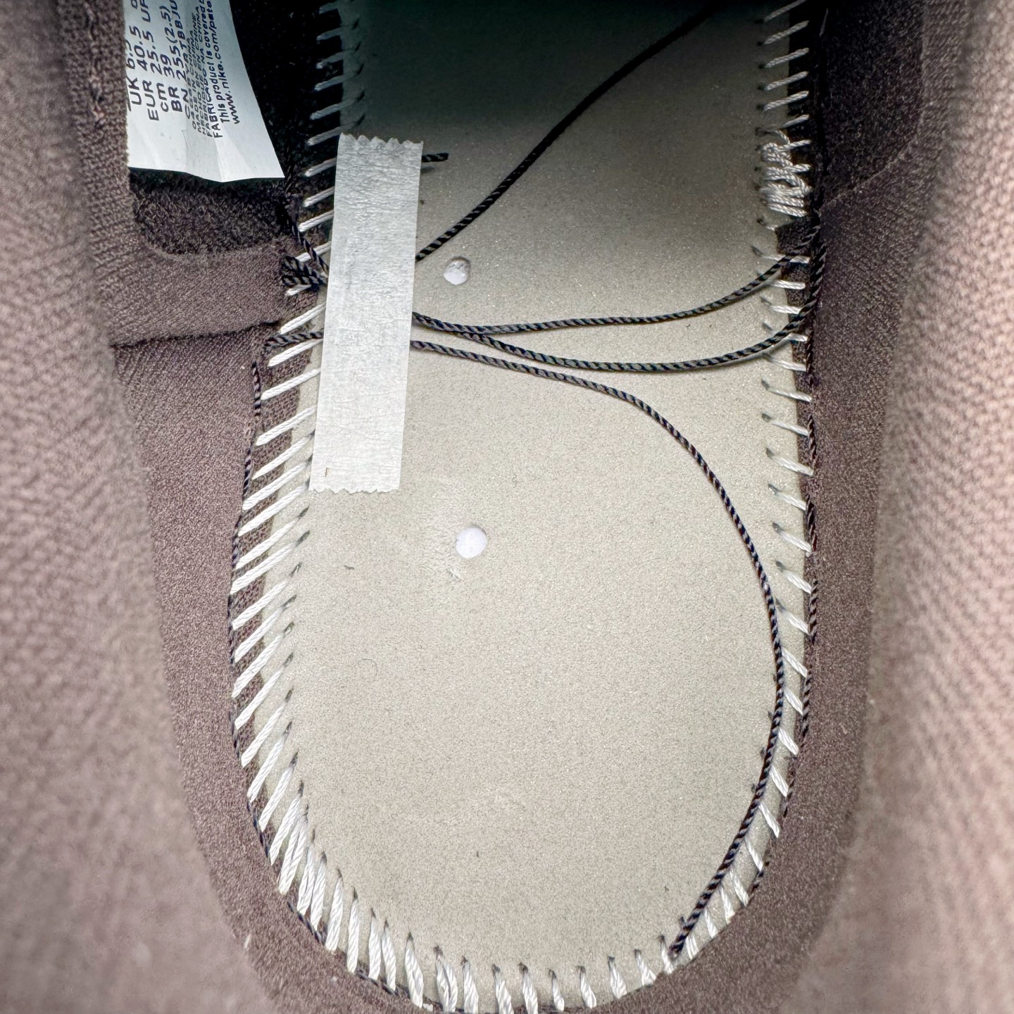 图片[12]-＃SF外贸特供 Travis Scott x Air Jordan AJ1 Low OG SP TS联名倒钩低帮 黑棕 DM7866-202 全系列配色 外贸特供批次 新配色不断更新开发 市场中端王者 全套原纸板楦头开发 确保原汁原味 完美呈现一代版型 一比一鞋头弧度高度鞋身弧度 此版本只针对中端市场 细节品控鞋型随意秒杀市面同价位 鞋型完美 不臃肿别扭 头层皮料加持 用料绝不含糊 进口玻璃冲刀皮料裁剪零毛边 电脑针车工艺 超高鞋面清洁度 最高QC检验标准 控制溢胶瑕疵 原盒原配 飞翼3D高频深度立体 工艺方面大到整体鞋型 漏斗收腰 底线拉帮 LOGO立体程度 小到针眼排布 载片对称 冲孔效果 鞋标规范 鞋垫背胶等等 无一不是口碑收割 每双都是一个回头客 尺码：35.5 36 36.5 37.5 38 38.5 39 40 40.5 41 42 42.5 43 44 44.5 45 46 47.5 48.5-选品中心