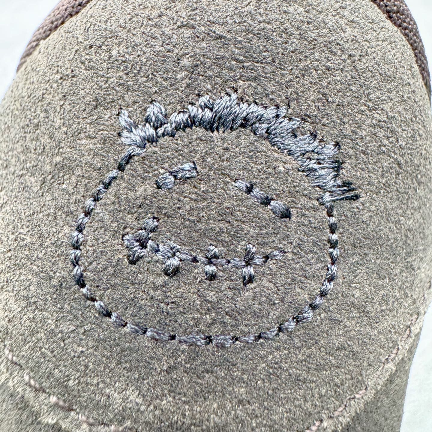 图片[10]-＃SF外贸特供 Travis Scott x Air Jordan AJ1 Low OG SP TS联名倒钩低帮 黑棕 DM7866-202 全系列配色 外贸特供批次 新配色不断更新开发 市场中端王者 全套原纸板楦头开发 确保原汁原味 完美呈现一代版型 一比一鞋头弧度高度鞋身弧度 此版本只针对中端市场 细节品控鞋型随意秒杀市面同价位 鞋型完美 不臃肿别扭 头层皮料加持 用料绝不含糊 进口玻璃冲刀皮料裁剪零毛边 电脑针车工艺 超高鞋面清洁度 最高QC检验标准 控制溢胶瑕疵 原盒原配 飞翼3D高频深度立体 工艺方面大到整体鞋型 漏斗收腰 底线拉帮 LOGO立体程度 小到针眼排布 载片对称 冲孔效果 鞋标规范 鞋垫背胶等等 无一不是口碑收割 每双都是一个回头客 尺码：35.5 36 36.5 37.5 38 38.5 39 40 40.5 41 42 42.5 43 44 44.5 45 46 47.5 48.5-选品中心