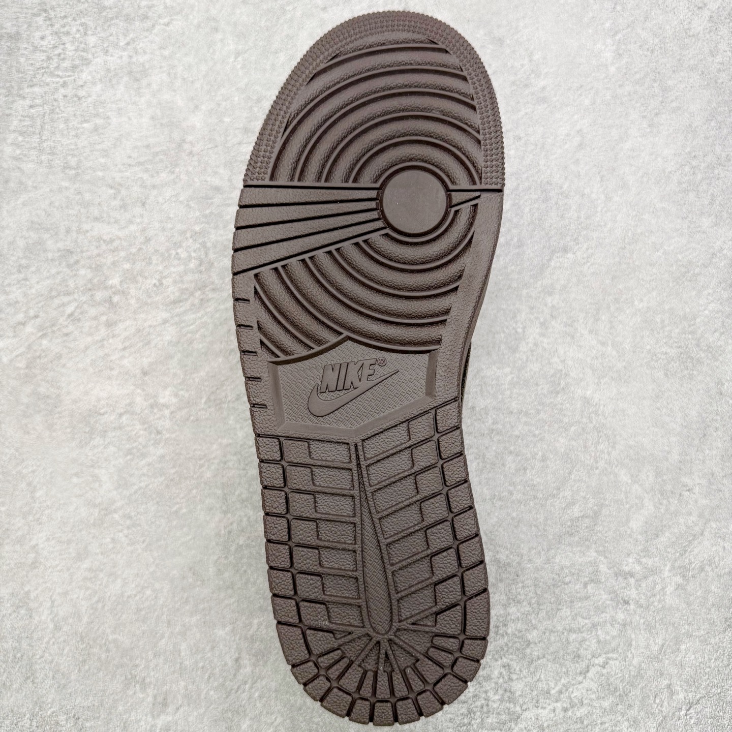 图片[9]-＃SF外贸特供 Travis Scott x Air Jordan AJ1 Low OG SP TS联名倒钩低帮 黑棕 DM7866-202 全系列配色 外贸特供批次 新配色不断更新开发 市场中端王者 全套原纸板楦头开发 确保原汁原味 完美呈现一代版型 一比一鞋头弧度高度鞋身弧度 此版本只针对中端市场 细节品控鞋型随意秒杀市面同价位 鞋型完美 不臃肿别扭 头层皮料加持 用料绝不含糊 进口玻璃冲刀皮料裁剪零毛边 电脑针车工艺 超高鞋面清洁度 最高QC检验标准 控制溢胶瑕疵 原盒原配 飞翼3D高频深度立体 工艺方面大到整体鞋型 漏斗收腰 底线拉帮 LOGO立体程度 小到针眼排布 载片对称 冲孔效果 鞋标规范 鞋垫背胶等等 无一不是口碑收割 每双都是一个回头客 尺码：35.5 36 36.5 37.5 38 38.5 39 40 40.5 41 42 42.5 43 44 44.5 45 46 47.5 48.5-选品中心