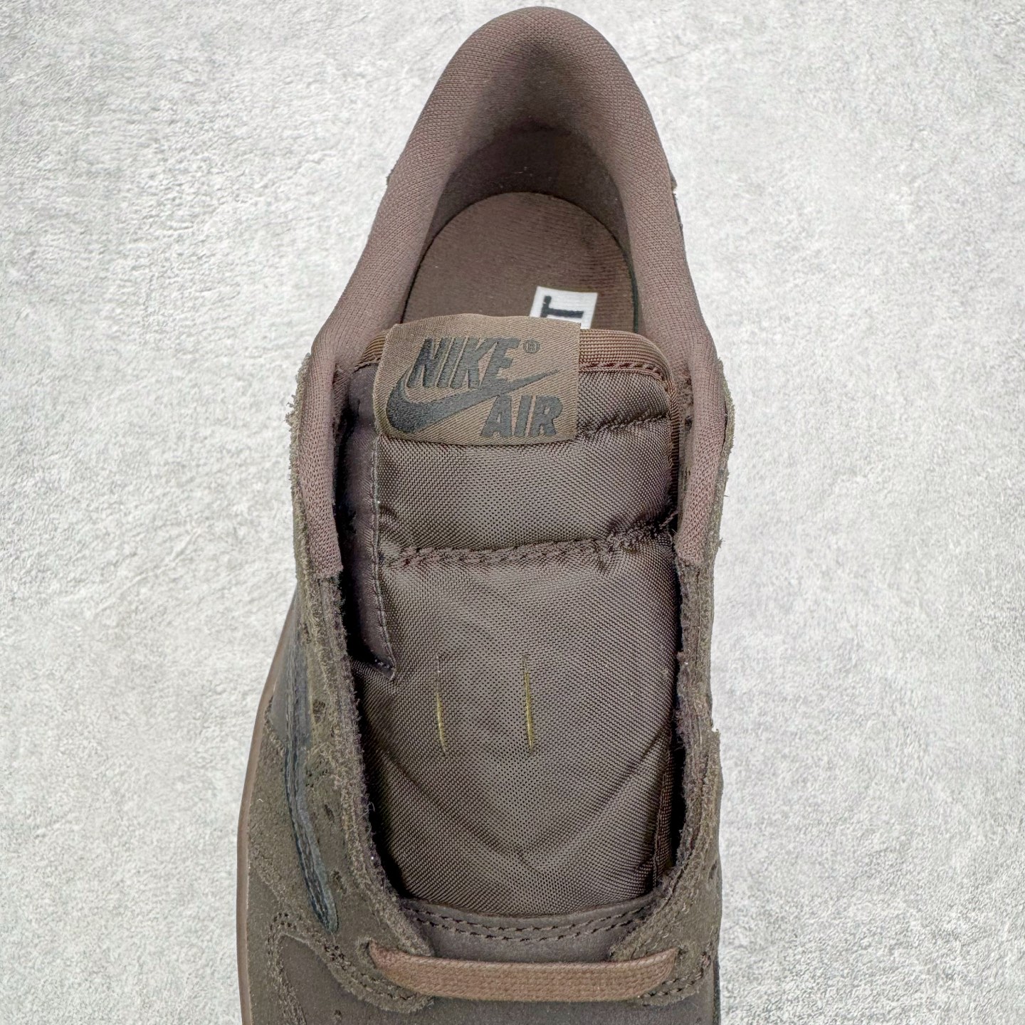 图片[5]-＃SF外贸特供 Travis Scott x Air Jordan AJ1 Low OG SP TS联名倒钩低帮 黑棕 DM7866-202 全系列配色 外贸特供批次 新配色不断更新开发 市场中端王者 全套原纸板楦头开发 确保原汁原味 完美呈现一代版型 一比一鞋头弧度高度鞋身弧度 此版本只针对中端市场 细节品控鞋型随意秒杀市面同价位 鞋型完美 不臃肿别扭 头层皮料加持 用料绝不含糊 进口玻璃冲刀皮料裁剪零毛边 电脑针车工艺 超高鞋面清洁度 最高QC检验标准 控制溢胶瑕疵 原盒原配 飞翼3D高频深度立体 工艺方面大到整体鞋型 漏斗收腰 底线拉帮 LOGO立体程度 小到针眼排布 载片对称 冲孔效果 鞋标规范 鞋垫背胶等等 无一不是口碑收割 每双都是一个回头客 尺码：35.5 36 36.5 37.5 38 38.5 39 40 40.5 41 42 42.5 43 44 44.5 45 46 47.5 48.5-选品中心