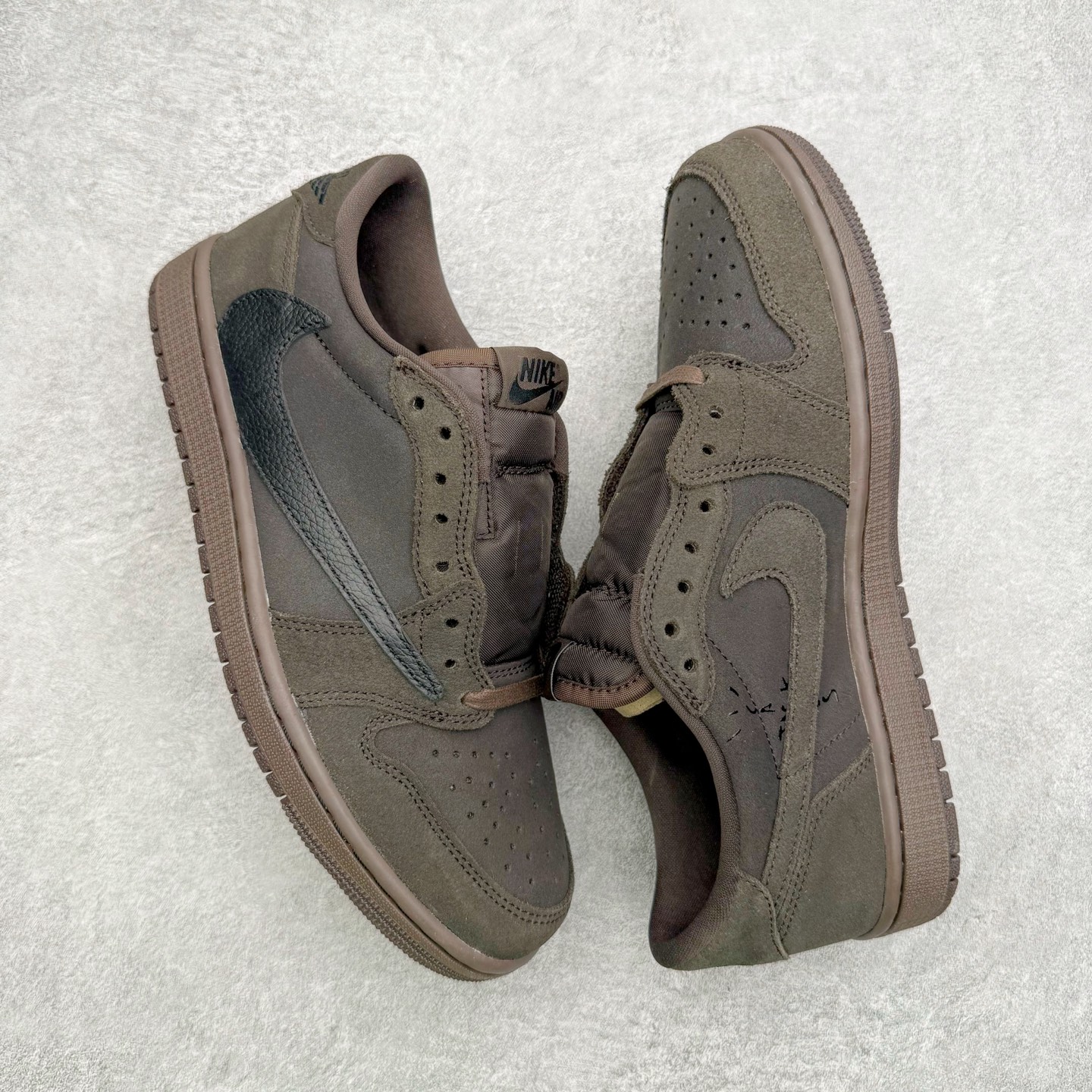 图片[3]-＃SF外贸特供 Travis Scott x Air Jordan AJ1 Low OG SP TS联名倒钩低帮 黑棕 DM7866-202 全系列配色 外贸特供批次 新配色不断更新开发 市场中端王者 全套原纸板楦头开发 确保原汁原味 完美呈现一代版型 一比一鞋头弧度高度鞋身弧度 此版本只针对中端市场 细节品控鞋型随意秒杀市面同价位 鞋型完美 不臃肿别扭 头层皮料加持 用料绝不含糊 进口玻璃冲刀皮料裁剪零毛边 电脑针车工艺 超高鞋面清洁度 最高QC检验标准 控制溢胶瑕疵 原盒原配 飞翼3D高频深度立体 工艺方面大到整体鞋型 漏斗收腰 底线拉帮 LOGO立体程度 小到针眼排布 载片对称 冲孔效果 鞋标规范 鞋垫背胶等等 无一不是口碑收割 每双都是一个回头客 尺码：35.5 36 36.5 37.5 38 38.5 39 40 40.5 41 42 42.5 43 44 44.5 45 46 47.5 48.5-选品中心