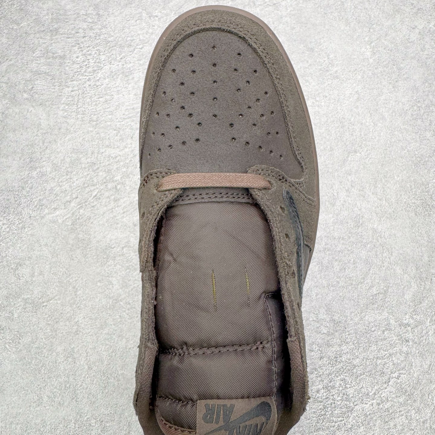 图片[4]-＃SF外贸特供 Travis Scott x Air Jordan AJ1 Low OG SP TS联名倒钩低帮 黑棕 DM7866-202 全系列配色 外贸特供批次 新配色不断更新开发 市场中端王者 全套原纸板楦头开发 确保原汁原味 完美呈现一代版型 一比一鞋头弧度高度鞋身弧度 此版本只针对中端市场 细节品控鞋型随意秒杀市面同价位 鞋型完美 不臃肿别扭 头层皮料加持 用料绝不含糊 进口玻璃冲刀皮料裁剪零毛边 电脑针车工艺 超高鞋面清洁度 最高QC检验标准 控制溢胶瑕疵 原盒原配 飞翼3D高频深度立体 工艺方面大到整体鞋型 漏斗收腰 底线拉帮 LOGO立体程度 小到针眼排布 载片对称 冲孔效果 鞋标规范 鞋垫背胶等等 无一不是口碑收割 每双都是一个回头客 尺码：35.5 36 36.5 37.5 38 38.5 39 40 40.5 41 42 42.5 43 44 44.5 45 46 47.5 48.5-选品中心