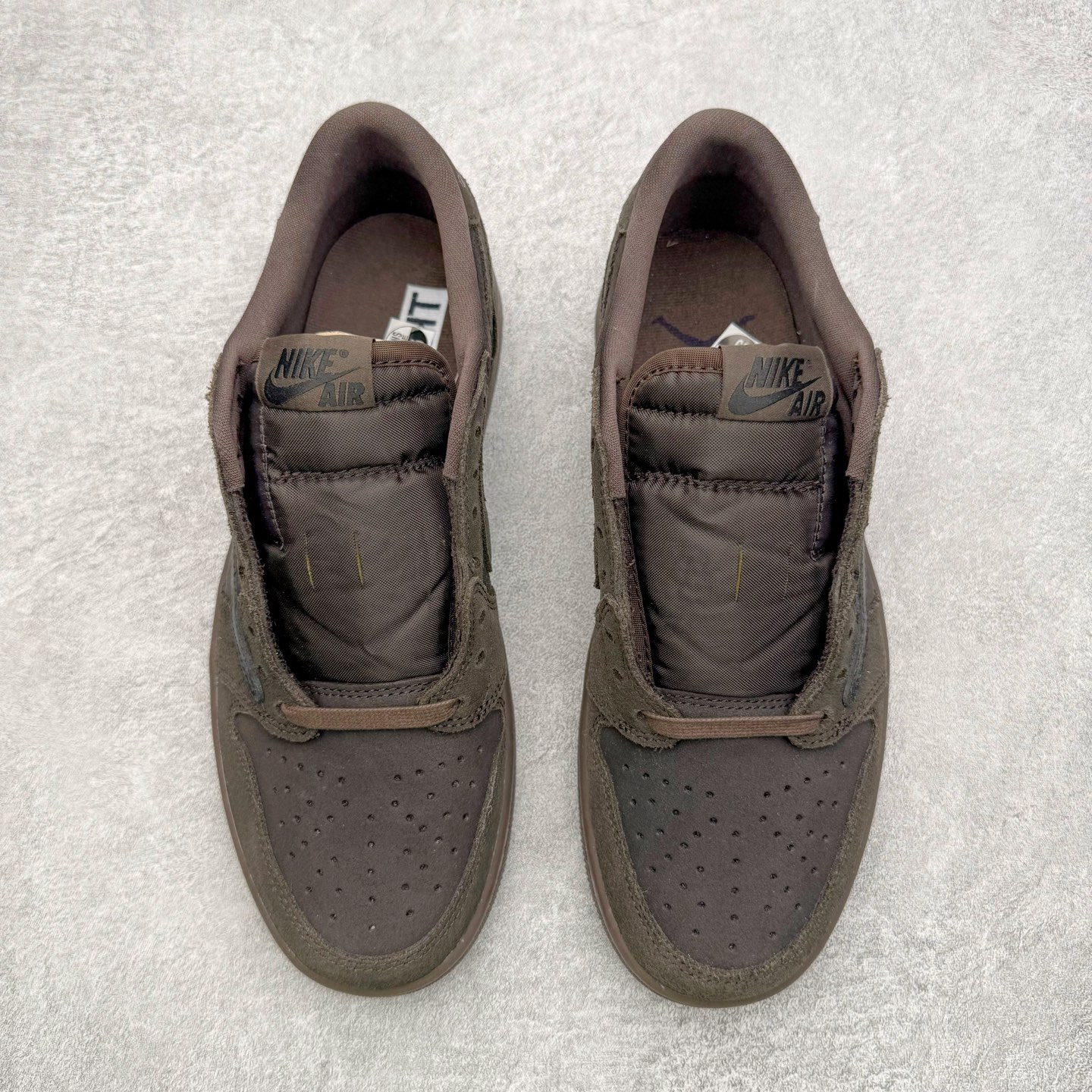 图片[2]-＃SF外贸特供 Travis Scott x Air Jordan AJ1 Low OG SP TS联名倒钩低帮 黑棕 DM7866-202 全系列配色 外贸特供批次 新配色不断更新开发 市场中端王者 全套原纸板楦头开发 确保原汁原味 完美呈现一代版型 一比一鞋头弧度高度鞋身弧度 此版本只针对中端市场 细节品控鞋型随意秒杀市面同价位 鞋型完美 不臃肿别扭 头层皮料加持 用料绝不含糊 进口玻璃冲刀皮料裁剪零毛边 电脑针车工艺 超高鞋面清洁度 最高QC检验标准 控制溢胶瑕疵 原盒原配 飞翼3D高频深度立体 工艺方面大到整体鞋型 漏斗收腰 底线拉帮 LOGO立体程度 小到针眼排布 载片对称 冲孔效果 鞋标规范 鞋垫背胶等等 无一不是口碑收割 每双都是一个回头客 尺码：35.5 36 36.5 37.5 38 38.5 39 40 40.5 41 42 42.5 43 44 44.5 45 46 47.5 48.5-选品中心