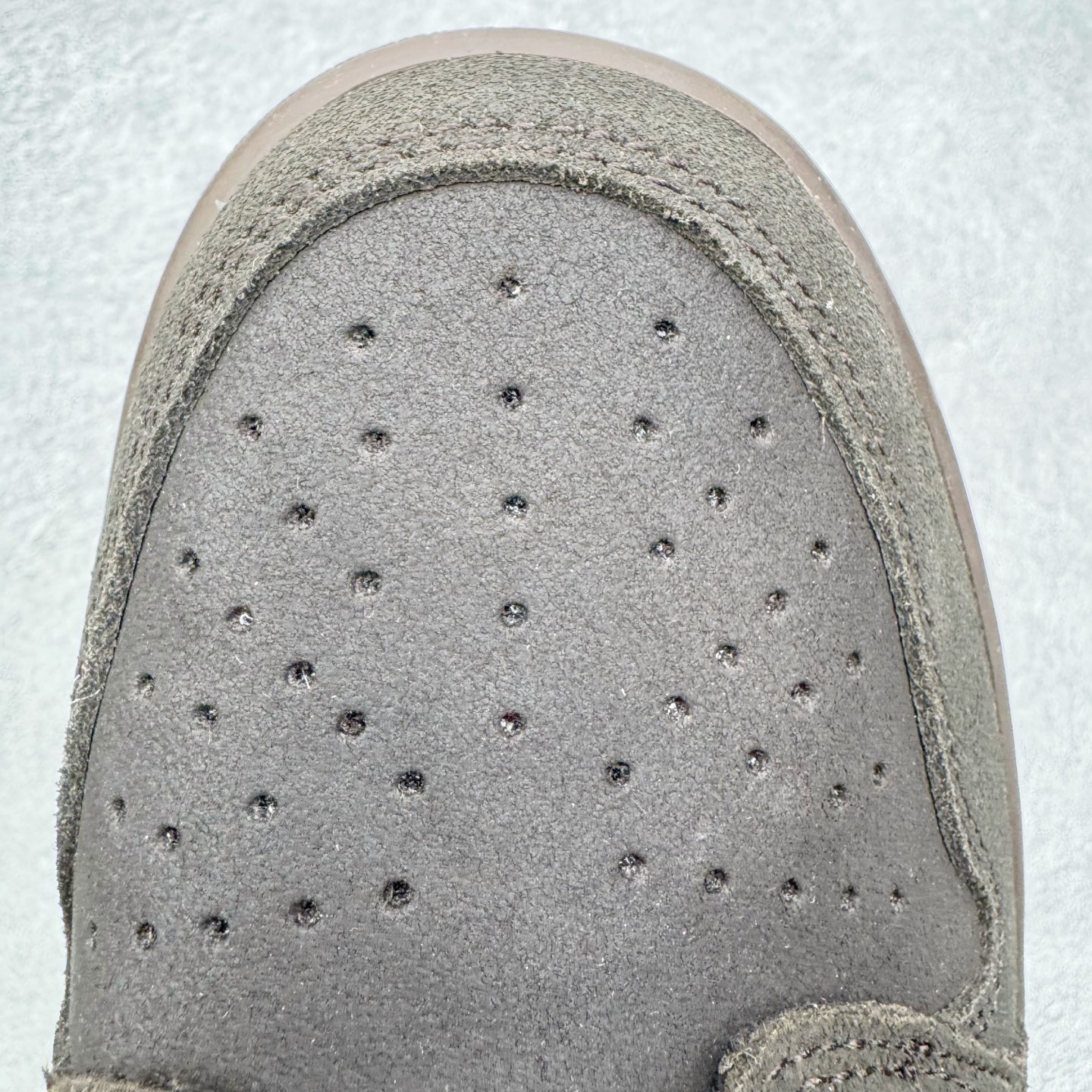 图片[15]-＃SF外贸特供 Travis Scott x Air Jordan AJ1 Low OG SP TS联名倒钩低帮 黑棕 DM7866-202 全系列配色 外贸特供批次 新配色不断更新开发 市场中端王者 全套原纸板楦头开发 确保原汁原味 完美呈现一代版型 一比一鞋头弧度高度鞋身弧度 此版本只针对中端市场 细节品控鞋型随意秒杀市面同价位 鞋型完美 不臃肿别扭 头层皮料加持 用料绝不含糊 进口玻璃冲刀皮料裁剪零毛边 电脑针车工艺 超高鞋面清洁度 最高QC检验标准 控制溢胶瑕疵 原盒原配 飞翼3D高频深度立体 工艺方面大到整体鞋型 漏斗收腰 底线拉帮 LOGO立体程度 小到针眼排布 载片对称 冲孔效果 鞋标规范 鞋垫背胶等等 无一不是口碑收割 每双都是一个回头客 尺码：35.5 36 36.5 37.5 38 38.5 39 40 40.5 41 42 42.5 43 44 44.5 45 46 47.5 48.5-选品中心