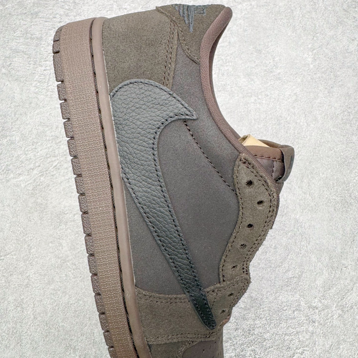 图片[6]-＃SF外贸特供 Travis Scott x Air Jordan AJ1 Low OG SP TS联名倒钩低帮 黑棕 DM7866-202 全系列配色 外贸特供批次 新配色不断更新开发 市场中端王者 全套原纸板楦头开发 确保原汁原味 完美呈现一代版型 一比一鞋头弧度高度鞋身弧度 此版本只针对中端市场 细节品控鞋型随意秒杀市面同价位 鞋型完美 不臃肿别扭 头层皮料加持 用料绝不含糊 进口玻璃冲刀皮料裁剪零毛边 电脑针车工艺 超高鞋面清洁度 最高QC检验标准 控制溢胶瑕疵 原盒原配 飞翼3D高频深度立体 工艺方面大到整体鞋型 漏斗收腰 底线拉帮 LOGO立体程度 小到针眼排布 载片对称 冲孔效果 鞋标规范 鞋垫背胶等等 无一不是口碑收割 每双都是一个回头客 尺码：35.5 36 36.5 37.5 38 38.5 39 40 40.5 41 42 42.5 43 44 44.5 45 46 47.5 48.5-选品中心