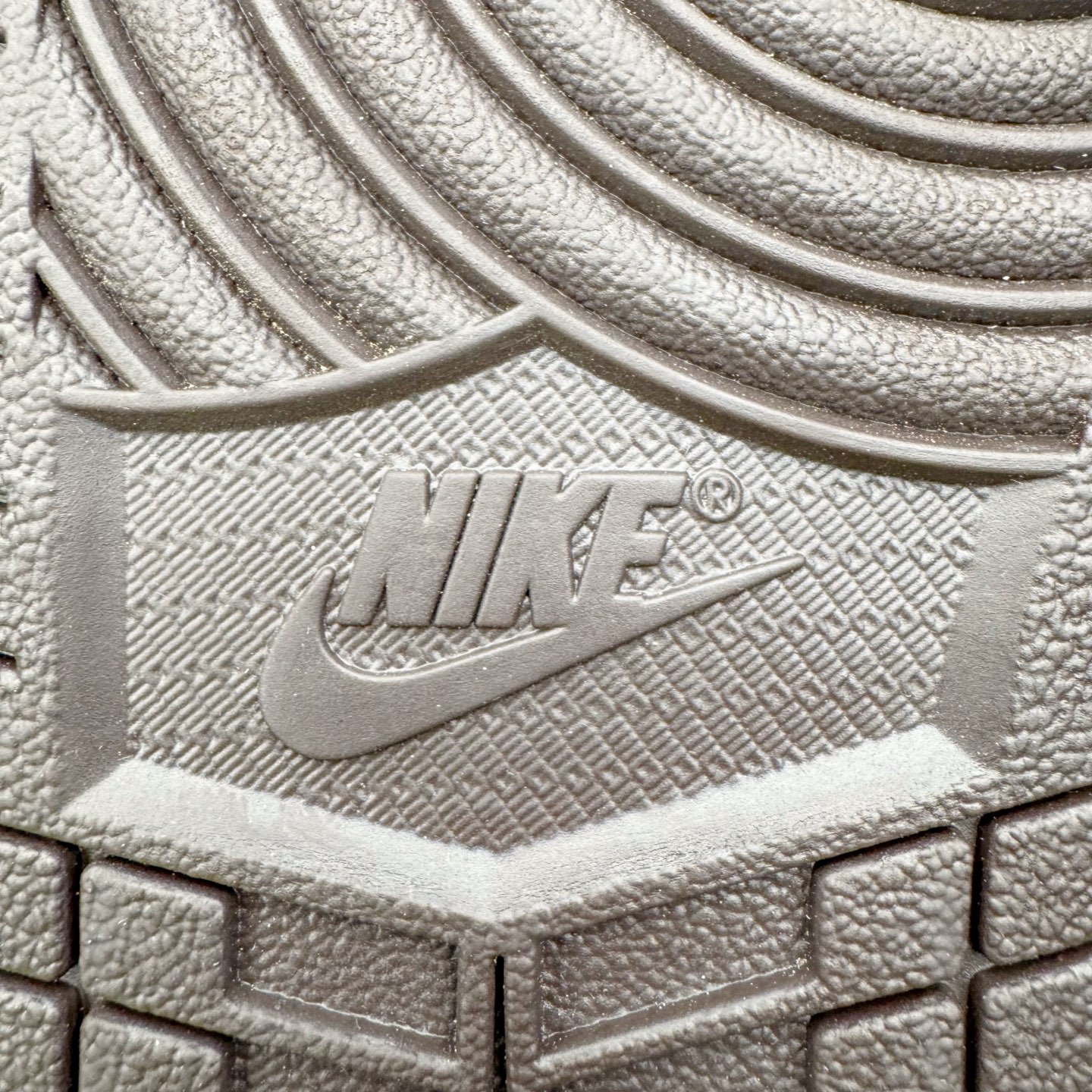 图片[20]-＃SF外贸特供 Travis Scott x Air Jordan AJ1 Low OG SP TS联名倒钩低帮 黑棕 DM7866-202 全系列配色 外贸特供批次 新配色不断更新开发 市场中端王者 全套原纸板楦头开发 确保原汁原味 完美呈现一代版型 一比一鞋头弧度高度鞋身弧度 此版本只针对中端市场 细节品控鞋型随意秒杀市面同价位 鞋型完美 不臃肿别扭 头层皮料加持 用料绝不含糊 进口玻璃冲刀皮料裁剪零毛边 电脑针车工艺 超高鞋面清洁度 最高QC检验标准 控制溢胶瑕疵 原盒原配 飞翼3D高频深度立体 工艺方面大到整体鞋型 漏斗收腰 底线拉帮 LOGO立体程度 小到针眼排布 载片对称 冲孔效果 鞋标规范 鞋垫背胶等等 无一不是口碑收割 每双都是一个回头客 尺码：35.5 36 36.5 37.5 38 38.5 39 40 40.5 41 42 42.5 43 44 44.5 45 46 47.5 48.5-选品中心