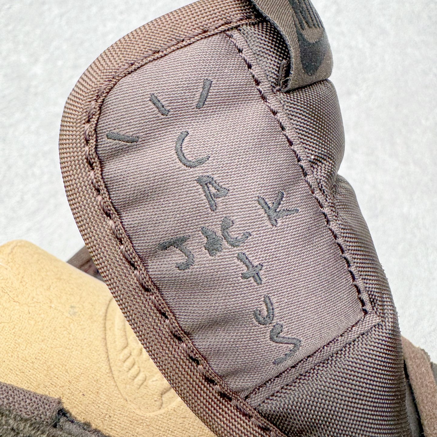 图片[14]-＃SF外贸特供 Travis Scott x Air Jordan AJ1 Low OG SP TS联名倒钩低帮 黑棕 DM7866-202 全系列配色 外贸特供批次 新配色不断更新开发 市场中端王者 全套原纸板楦头开发 确保原汁原味 完美呈现一代版型 一比一鞋头弧度高度鞋身弧度 此版本只针对中端市场 细节品控鞋型随意秒杀市面同价位 鞋型完美 不臃肿别扭 头层皮料加持 用料绝不含糊 进口玻璃冲刀皮料裁剪零毛边 电脑针车工艺 超高鞋面清洁度 最高QC检验标准 控制溢胶瑕疵 原盒原配 飞翼3D高频深度立体 工艺方面大到整体鞋型 漏斗收腰 底线拉帮 LOGO立体程度 小到针眼排布 载片对称 冲孔效果 鞋标规范 鞋垫背胶等等 无一不是口碑收割 每双都是一个回头客 尺码：35.5 36 36.5 37.5 38 38.5 39 40 40.5 41 42 42.5 43 44 44.5 45 46 47.5 48.5-选品中心