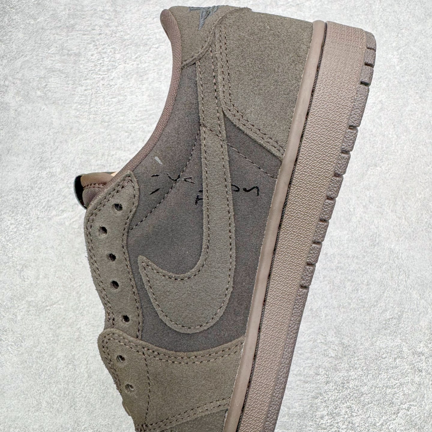 图片[7]-＃SF外贸特供 Travis Scott x Air Jordan AJ1 Low OG SP TS联名倒钩低帮 黑棕 DM7866-202 全系列配色 外贸特供批次 新配色不断更新开发 市场中端王者 全套原纸板楦头开发 确保原汁原味 完美呈现一代版型 一比一鞋头弧度高度鞋身弧度 此版本只针对中端市场 细节品控鞋型随意秒杀市面同价位 鞋型完美 不臃肿别扭 头层皮料加持 用料绝不含糊 进口玻璃冲刀皮料裁剪零毛边 电脑针车工艺 超高鞋面清洁度 最高QC检验标准 控制溢胶瑕疵 原盒原配 飞翼3D高频深度立体 工艺方面大到整体鞋型 漏斗收腰 底线拉帮 LOGO立体程度 小到针眼排布 载片对称 冲孔效果 鞋标规范 鞋垫背胶等等 无一不是口碑收割 每双都是一个回头客 尺码：35.5 36 36.5 37.5 38 38.5 39 40 40.5 41 42 42.5 43 44 44.5 45 46 47.5 48.5-选品中心