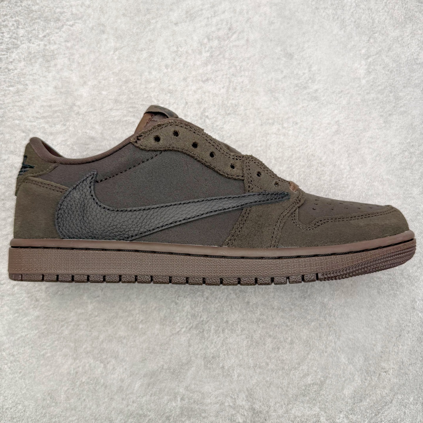 ＃SF外贸特供 Travis Scott x Air Jordan AJ1 Low OG SP TS联名倒钩低帮 黑棕 DM7866-202 全系列配色 外贸特供批次 新配色不断更新开发 市场中端王者 全套原纸板楦头开发 确保原汁原味 完美呈现一代版型 一比一鞋头弧度高度鞋身弧度 此版本只针对中端市场 细节品控鞋型随意秒杀市面同价位 鞋型完美 不臃肿别扭 头层皮料加持 用料绝不含糊 进口玻璃冲刀皮料裁剪零毛边 电脑针车工艺 超高鞋面清洁度 最高QC检验标准 控制溢胶瑕疵 原盒原配 飞翼3D高频深度立体 工艺方面大到整体鞋型 漏斗收腰 底线拉帮 LOGO立体程度 小到针眼排布 载片对称 冲孔效果 鞋标规范 鞋垫背胶等等 无一不是口碑收割 每双都是一个回头客 尺码：35.5 36 36.5 37.5 38 38.5 39 40 40.5 41 42 42.5 43 44 44.5 45 46 47.5 48.5-选品中心