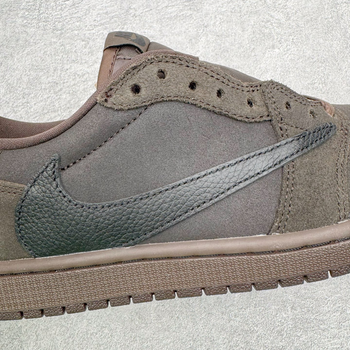 图片[17]-＃SF外贸特供 Travis Scott x Air Jordan AJ1 Low OG SP TS联名倒钩低帮 黑棕 DM7866-202 全系列配色 外贸特供批次 新配色不断更新开发 市场中端王者 全套原纸板楦头开发 确保原汁原味 完美呈现一代版型 一比一鞋头弧度高度鞋身弧度 此版本只针对中端市场 细节品控鞋型随意秒杀市面同价位 鞋型完美 不臃肿别扭 头层皮料加持 用料绝不含糊 进口玻璃冲刀皮料裁剪零毛边 电脑针车工艺 超高鞋面清洁度 最高QC检验标准 控制溢胶瑕疵 原盒原配 飞翼3D高频深度立体 工艺方面大到整体鞋型 漏斗收腰 底线拉帮 LOGO立体程度 小到针眼排布 载片对称 冲孔效果 鞋标规范 鞋垫背胶等等 无一不是口碑收割 每双都是一个回头客 尺码：35.5 36 36.5 37.5 38 38.5 39 40 40.5 41 42 42.5 43 44 44.5 45 46 47.5 48.5-选品中心