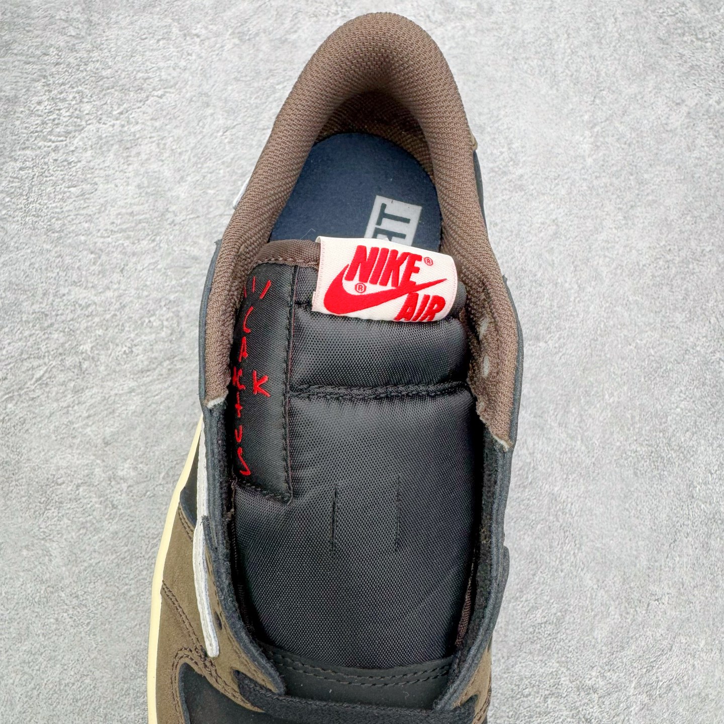 图片[5]-＃G版福利特价 Travis Scott x Air Jordan AJ1 Low OG SP TS联名深棕倒钩低帮 CQ4277-001 毫无疑问市场中端王者 耗时半年巨作 全套原纸板楦头开发 确保原汁原味 完美呈现倒钩版型 原档案转印油墨一体 东莞原厂磨具大底 一码一磨具拒绝假半码 此版本只针对中端市场 皮料材质有所更替 其他数据细节工艺流程均保持一致 绝不口嗨 细节品控鞋型随意秒杀市面3XX 4XX 原盒原配 外盒透明胶套 内侧字体 工整带凹凸感 原厂拉帮工艺 针距密度一致 后跟弧度收口自然不对折 极致一眼正品既视感 进口玻璃冲刀皮料裁剪零毛边 承诺百分百一致原鞋 全鞋电脑针车工艺 进口港宝加持 后跟自然饱满 全鞋荧光划线卡点 追求极致完美 每一双都是工艺品 多重QC质检 超越公司货的品控标准 实实在在的免检产品 尺码：35.5 36 36.5 37.5 38 38.5 39 40 40.5 41 42 42.5 43 44 44.5 45 46 47.5-选品中心