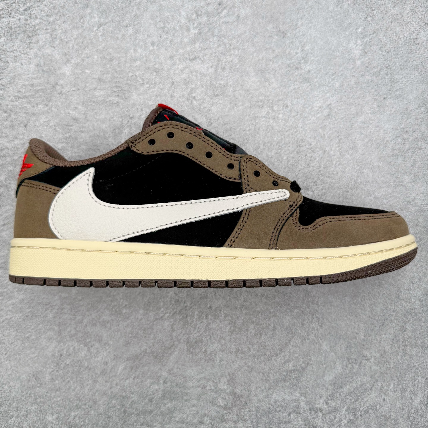 ＃G版福利特价 Travis Scott x Air Jordan AJ1 Low OG SP TS联名深棕倒钩低帮 CQ4277-001 毫无疑问市场中端王者 耗时半年巨作 全套原纸板楦头开发 确保原汁原味 完美呈现倒钩版型 原档案转印油墨一体 东莞原厂磨具大底 一码一磨具拒绝假半码 此版本只针对中端市场 皮料材质有所更替 其他数据细节工艺流程均保持一致 绝不口嗨 细节品控鞋型随意秒杀市面3XX 4XX 原盒原配 外盒透明胶套 内侧字体 工整带凹凸感 原厂拉帮工艺 针距密度一致 后跟弧度收口自然不对折 极致一眼正品既视感 进口玻璃冲刀皮料裁剪零毛边 承诺百分百一致原鞋 全鞋电脑针车工艺 进口港宝加持 后跟自然饱满 全鞋荧光划线卡点 追求极致完美 每一双都是工艺品 多重QC质检 超越公司货的品控标准 实实在在的免检产品 尺码：35.5 36 36.5 37.5 38 38.5 39 40 40.5 41 42 42.5 43 44 44.5 45 46 47.5-选品中心